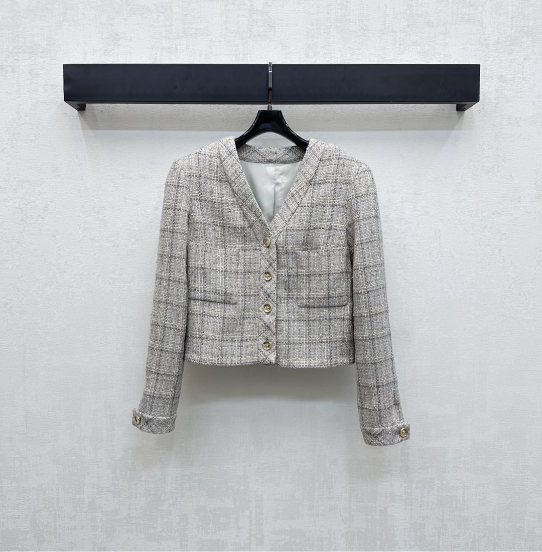 NO:471911,Chane*2025 new product is on the shelves of V-neck dress jacket custom YB imported wool knit material, delicate and high-end texture, rough striped rough fabric creates a small fragrance style model, symmetrical pockets with collar cuffs front lace design, add layered styling, open-cut heavy industry metal engraving button adjustment, highlight the brand tone, surface auxiliary material development, short dress jacket tailoring, first choice for fashionable and exquisite autumn and winter, high-end version 36 38 40,,chanel, jackets & coats,alexander wang19860909Chane*2025新品上架V领洋装外套定制YB进口毛呢编织材质 肌理细腻高级 粗花条纹粗纺面料打造小香风典范 对称口袋配合领口袖口前襟捆边设计 增添造型层次感 开襟重工金属刻印纽扣调节处理 彰显品牌调性 面辅料开发 短款洋装外套剪裁 秋冬时髦精穿搭首选  高版本36 38 40,,chanel,jackets & coats,alexander wang,Women's clothing