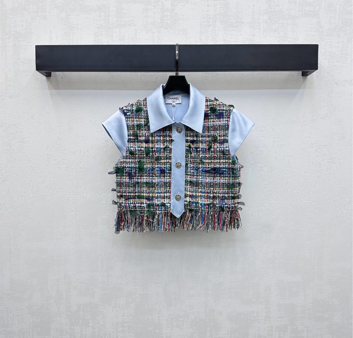 NO:470451,Chane*2025 new product is on the shelves of contrasting splicing woven vests. Customized YB imported chiffon wool material. High-quality texture and full of quality. The large body is made of colored yarns and fine crochet texture. The lapel extends to the front with contrasting splicing of sky blue shirts. It echoes the cuffs to add layering of the styling. The plaid buttons are engraved with the logo logo decoration to highlight the brand tone. The surface auxiliary material development. Lapel short-sleeved jacket tailoring. Light luxury and fashionable temperament. The first choice for fashion outfits in all seasons. High-version 36 38 40,,chanel,jackets & coats,shirts,T-shirt,alexander wang19860909Chane*2025新品上架撞色拼接编织马甲定制YB进口雪纺纱毛织材质 质感高级 品相十足 大身沿用彩色纱线细密钩织纹理设计 配合翻领延伸至前襟以天蓝色衬衫撞色拼接 与袖口相互呼应 增添造型层次感 襟扣刻印标志性字母徽标装饰 彰显品牌调性 面辅料开发 翻领短袖外套剪裁 轻奢时髦气质 四季时尚穿搭首选 高版本36 38 40,,chanel,jackets & coats,shirts,T-shirt,alexander wang,Women's clothing