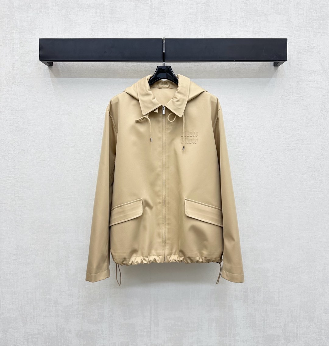 NO:470577,Miumi*2025 new product launches lapel hooded drawstring jacket customized YB imported windbreaker material, crisp and stylish, blue and white stripes lined with refreshing literary, engraved letter drawstring adjustment design, combined with symmetrical flip pocket decoration, add layering, iconic letter logo on the chest, highlight the brand tone, surface auxiliary material development, hooded zipper jacket tailoring, create an elegant outline, a must-have item that is both fashionable and practical, daily commuting outfit, charming British, high-end version,,miumiu, jackets & coats, jackets & coats,hats,alexander wang19860909Miumi*2025新品上架翻领连帽抽绳外套定制YB进口风衣材质 挺括有型 内衬蓝白条纹元素清爽文艺 刻印字母抽绳调节设计 配合对称翻盖口袋装饰 增添造型层次感 胸前点缀标志性字母徽标 彰显品牌调性 面辅料开发 连帽拉链夹克外套剪裁 打造优雅的轮廓 时尚与实用兼备的必备单品 日常通勤穿搭气质魅力英伦 高版本,,miumiu,jackets & coats,jackets & coats,hats,alexander wang,Women's clothing