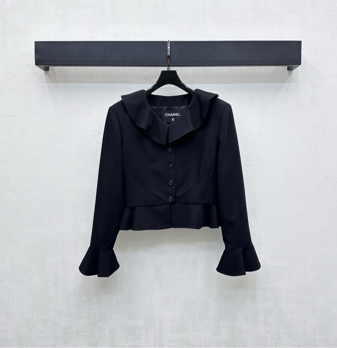 NO:470483,Chane*2025 new product launches the shelves of the ruffle lace shirt custom YB imported 100% silk material, hangs and comfortable, the neckline extends to the hem of the two shoulders, the cuffs are designed with three-dimensional wrinkled ruffle lace, which adds a sense of styling. The double C printed logo button adjustment process highlights the brand tone, and adds a European style palace luxury atmosphere. The development of auxiliary materials for the front shoulders. The tailor-shoulder long-sleeved shirt is easy to adapt to other items for daily commuting. High-version 36 38 40, chanel,shirts,real silk,alexander wang19860909Chane*2025新品上架荷叶花边衬衫定制YB进口百分百真丝材质 垂顺舒适 领口延伸至两肩衣摆袖口均以立体式皱褶荷叶花边设计 增添造型层次感 开襟双C印刻徽标纽扣调节处理 彰显品牌调性 更添欧式的宫廷华贵气息 面辅料开发 正肩长袖衬衫剪裁 日常通勤轻松适配其他单品 高版本36 38 40,,chanel,shirts,real silk,alexander wang,Women's clothing