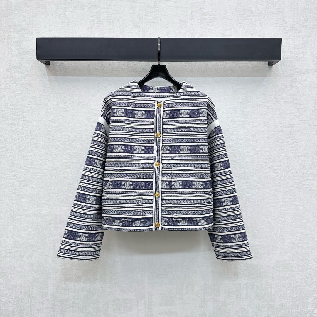 NO:470387,Celin*2025 new product is on the shelves of the Jacquard Embroidered Dress Jacket Customized YB imported cotton wool material rich in 70% wool. High-quality texture and full of quality. Wool wool fabric creates a famous style. The front closure is single-row heavy-industry printed Arc de Triomphe round buckle adjustment design highlights the brand tone. The exquisite striped interwoven texture is integrated into the Arc de Triomphe jacquard logo interspersed irregular thread to add a sense of styling. Lively and jumpy and elegant. Facial auxiliary materials development. Round neck dress jacket tailoring. The first choice for fashionable and exquisite outfits. High-version, celine, jackets & coats, alexander wang19860909Celin*2025新品上架提花刺绣洋装外套定制YB进口棉毛材质 富含百分之70羊毛 质感上乘 品相十足 编织感毛呢面料打造名媛风典范 前襟单排重工印刻凯旋门圆扣调节设计 彰显品牌调性 精致条纹交织纹理融入凯旋门提花徽标穿插不规则织线 增添造型层次感 活泼跳跃又不失雅致 面辅料开发 圆领洋装外套剪裁 时髦精穿搭首选  高版本,,celine,jackets & coats,alexander wang,Women's clothing