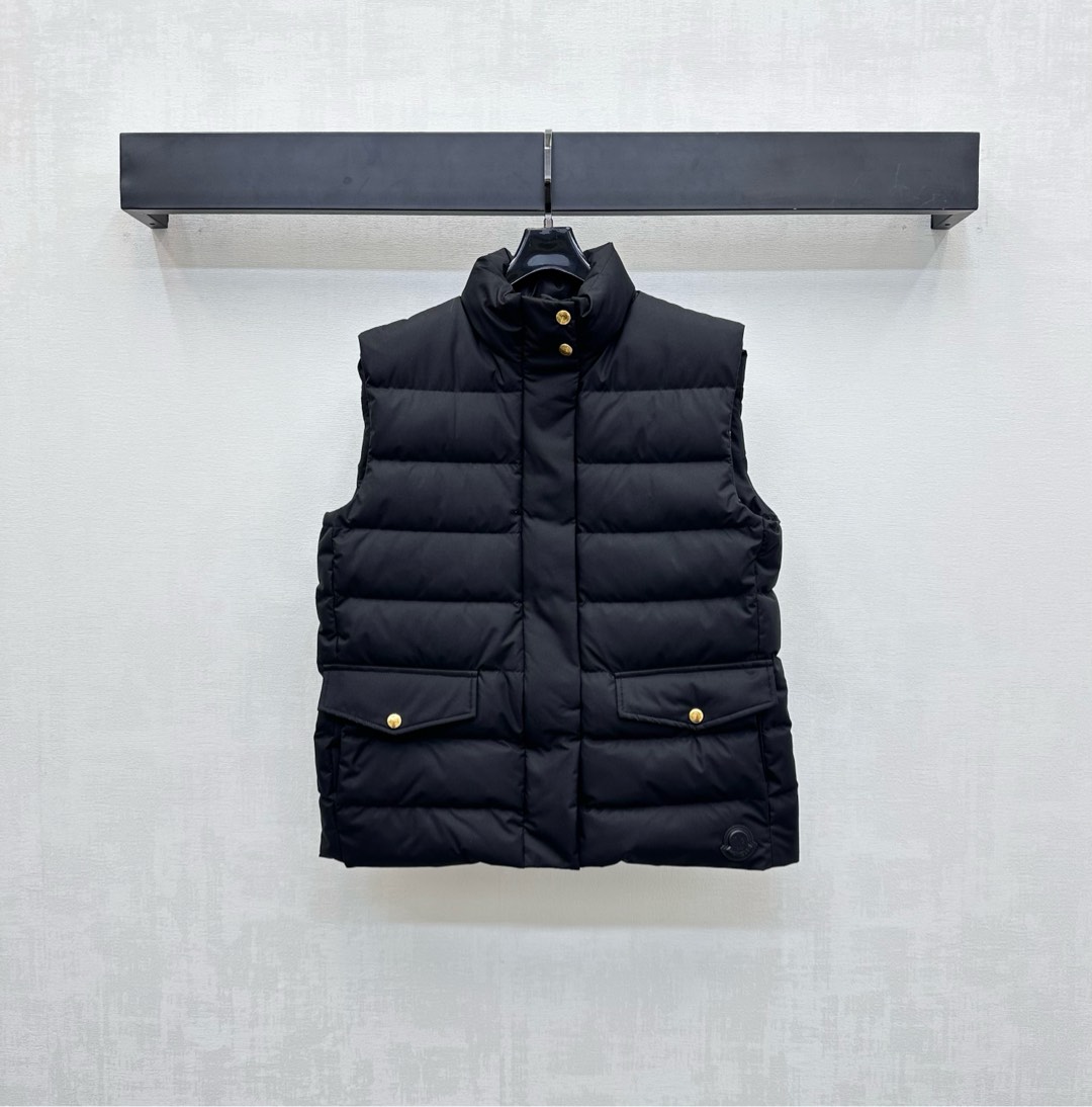 NO:470516,With dust bag Moncle*2025 new product, stand-up collar down vest, customized YB imported nylon material, white goose down filling, light and warm, classic checkered texture, combined with symmetrical flip pocket design, add layering, waist embellishment, iconic badge decoration, highlight brand tone, surface auxiliary material development, stand-up lapel vest tailoring, integration of warmth and fashion, get rid of traditional down bloat, first choice for layering in autumn and winter, velvet filling standard: national standard 90 velvet filling: white goose down high version, down jacket, alexander wang19860909配防尘袋Moncle*2025新品上架立领羽绒马甲定制YB进口尼龙材质 内里白鹅绒填充 轻盈保暖 经典长方格纹理 配合对称翻盖口袋设计 增添造型层次感 腰侧点缀标志性徽章装饰 彰显品牌调性 面辅料开发 立领翻领马甲剪裁 集保暖与时髦一体 摆脱传统的羽绒臃肿 秋冬叠穿首选 充绒标准:国标90绒 充绒物:白鹅绒  高版本,,down jacket,alexander wang,Women's clothing