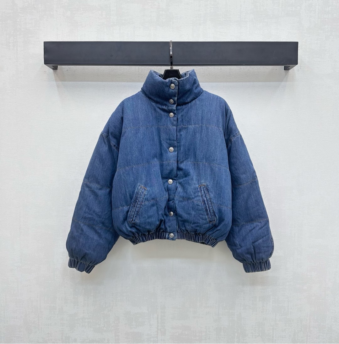 NO:470401,With dust bag Chane*2025 new product stand-alone denim down jacket customized YB twill cotton denim material, inner down filling, light and warm, refreshing denim blue, breaking the dullness of autumn and winter, elastic edge narrowing treatment of cuff hem, adding layered style, windproof and cold protection, unique design, open-clad engraved double C snap button adjustment design, lighted up with the inner lining, highlighting brand adjustment, surface auxiliary material development, stand-alone collar jacket tailoring, casually matched skirts and trousers, all show high street fashionable style, high version 36 38 40,,chanel, skirts, jackets & coats, jackets & coats, down jacket, alexander wang19860909配防尘袋Chane*2025新品上架立领牛仔羽绒服定制YB斜纹棉牛仔材质 内里羽绒填充 轻盈保暖 通体清爽牛仔蓝色 打破秋冬沉闷感 袖口下摆弹力包边收窄处理 增添造型层次感 防风御寒效果一绝 开襟刻印双C按扣调节设计 配合内衬标志性提花字母点亮 彰显品牌调 面辅料开发 立领夹克外套剪裁 随意搭配裙装裤装均显高街时髦风格  高版本36 38 40,,chanel,skirts,jackets & coats,jackets & coats,down jacket,alexander wang,Women's clothing