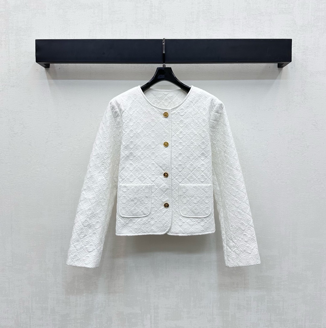 NO:470583,Celin*2025 new product launches round neck jacquard cotton jacket customized YB twill cotton jacquard material, inner cotton-tucked treatment, light and warm, use open-clad engraved button adjustment design, matched with symmetrical pocket decoration, add layered look, the whole body diamond jacquard embossed into the iconic Arc de Triomphe logo, highlighting the brand tone, surface auxiliary material development, round neck shoulder jacket tailoring, casually matched skirt and pants, simple and high-end version 2 colors,,celine, skirts, jackets & coats, alexander wang19860909Celin*2025新品上架圆领提花棉服外套定制YB斜纹全棉提花材质 内里衔棉处理 轻盈保暖 沿用开襟刻印纽扣调节设计 配合对称口袋装饰 增添造型层次感 通体菱格提花压纹融入标志性凯旋门徽标 彰显品牌调性 面辅料开发 圆领正肩外套剪裁 随意搭配裙裤装简约高级   高版本2色,,celine,skirts,jackets & coats,alexander wang,Women's clothing
