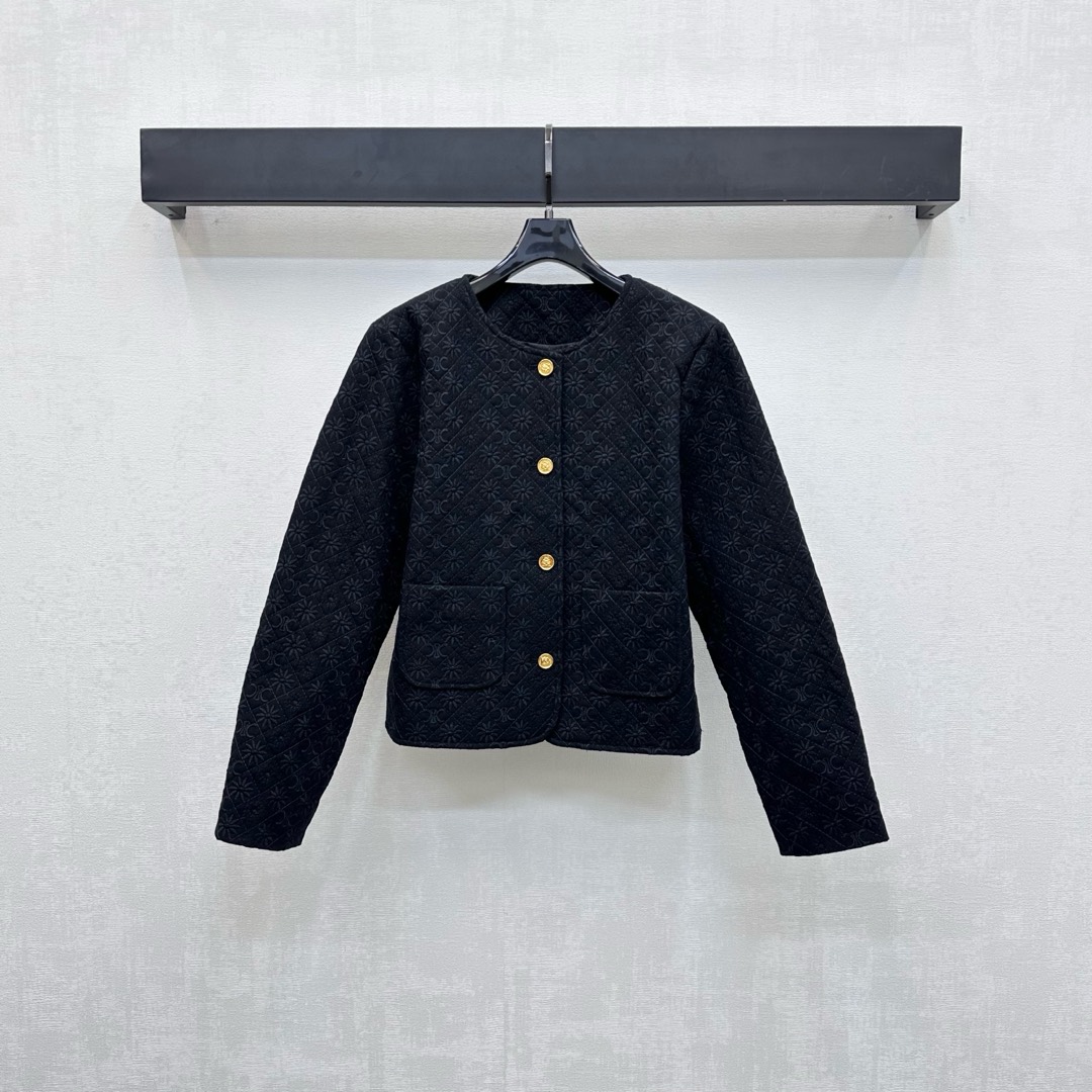 NO:470567,Celin*2025 new product launches round neck jacquard cotton jacket customized YB twill cotton jacquard material, inner cotton-tucked treatment, light and warm, use open-clad engraved button adjustment design, matched with symmetrical pocket decoration, add layered look, the whole body diamond jacquard embossed into the iconic Arc de Triomphe logo, highlighting the brand tone, surface auxiliary material development, round neck shoulder jacket tailoring, casually matched skirt and pants, simple and high-end version 2 colors,,celine, skirts, jackets & coats, alexander wang19860909Celin*2025新品上架圆领提花棉服外套定制YB斜纹全棉提花材质 内里衔棉处理 轻盈保暖 沿用开襟刻印纽扣调节设计 配合对称口袋装饰 增添造型层次感 通体菱格提花压纹融入标志性凯旋门徽标 彰显品牌调性 面辅料开发 圆领正肩外套剪裁 随意搭配裙裤装简约高级  高版本2色,,celine,skirts,jackets & coats,alexander wang,Women's clothing