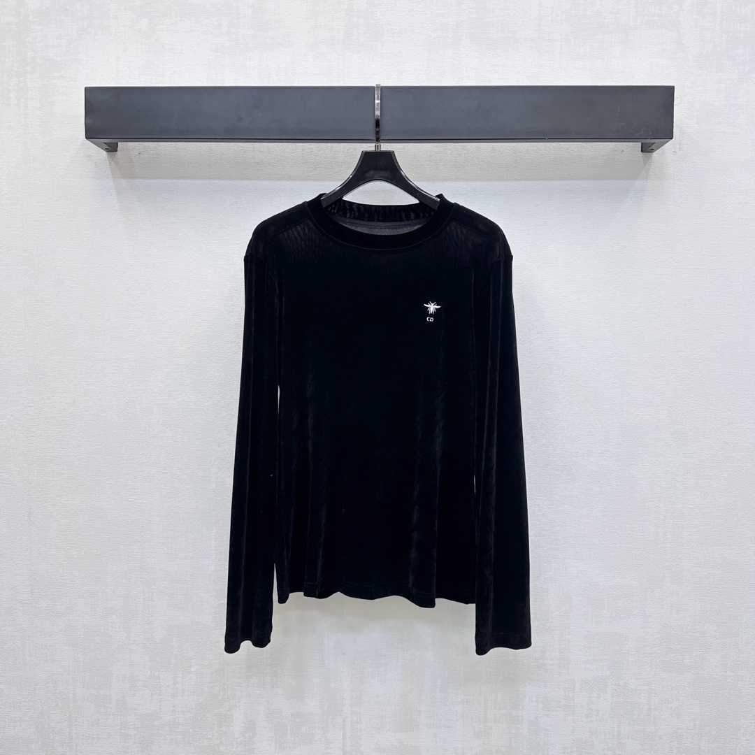 NO:470539,Dio*2025 new product is available on the shelves of round neck embroidered logo tops with customized YB imported velvet material, smooth texture, embroidered bee CD logo decoration on the chest, highlighting the brand tone, surface auxiliary material development, slim round neck base shirt tailoring, creating a personalized slack style, single wear inner wear is brilliant and fashionable, high version 3 colors,,dior,alexander wang19860909Dio*2025新品上架圆领刺绣徽标上衣定制YB进口丝绒材质 质感光泽垂顺 胸前点缀刺绣蜜蜂CD徽标装饰 彰显品牌调性 面辅料开发 修身圆领打底衫剪裁 打造个性松弛风格 单穿内搭出彩时髦 高版本3色,,dior,alexander wang,Women's clothing