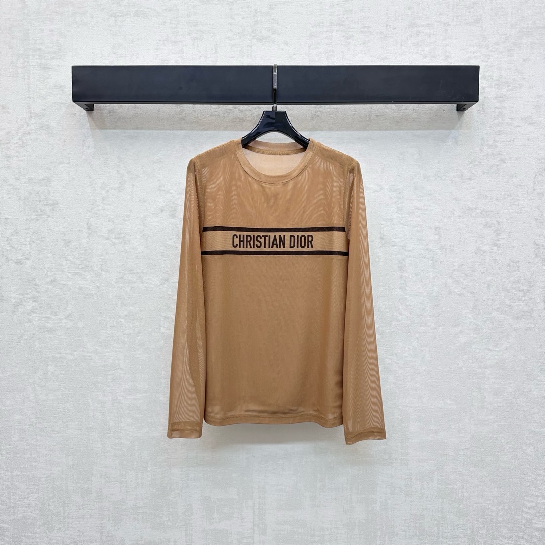 NO:470538,Dio*2025 new product launches round neck mesh base shirt customized YB imported mesh material breathable and comfortable and elastic. The whole body is slightly transparent and plain-colored base decorated with letter logos horizontally on the chest to highlight the brand tone. Slim fit fits the body. The outfit is slim and high-end. The surface and auxiliary materials are developed. The round neck long-sleeved top is cut. Single-wear layered and stylish. High-version 2 colors, dior, alexander wang19860909Dio*2025新品上架圆领网纱打底衫定制YB进口网纱材质 透气舒适弹力 通体微透素色打底饰以胸前横向贯穿字母徽标装饰 彰显品牌调性 修身版型贴合身形 穿搭显瘦高级 面辅料开发 圆领长袖上衣剪裁 单穿叠穿出彩时髦  高版本2色,,dior,alexander wang,Women's clothing