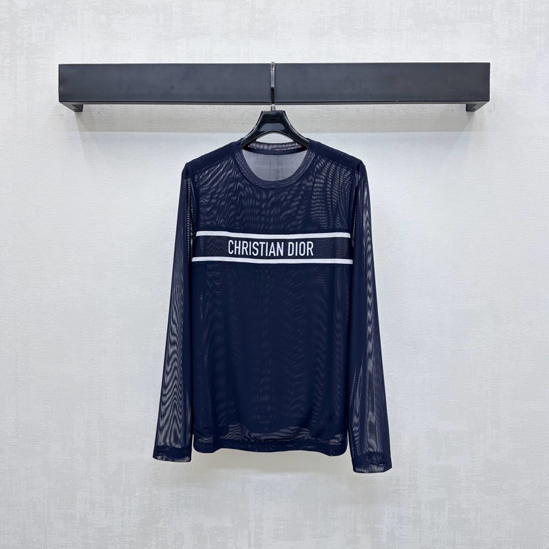 NO:470525,Dio*2025 new product launches round neck mesh base shirt customized YB imported mesh material breathable and comfortable and elastic. The whole body is slightly transparent and plain-colored base decorated with letter logos horizontally on the chest to highlight the brand tone. Slim fit fits the body. The outfit is slim and high-end. The surface and auxiliary materials are developed. The round neck long-sleeved top is cut. Single-wear layered and stylish. High-version 2 colors, dior, alexander wang19860909Dio*2025新品上架圆领网纱打底衫定制YB进口网纱材质 透气舒适弹力 通体微透素色打底饰以胸前横向贯穿字母徽标装饰 彰显品牌调性 修身版型贴合身形 穿搭显瘦高级 面辅料开发 圆领长袖上衣剪裁 单穿叠穿出彩时髦 高版本2色,,dior,alexander wang,Women's clothing