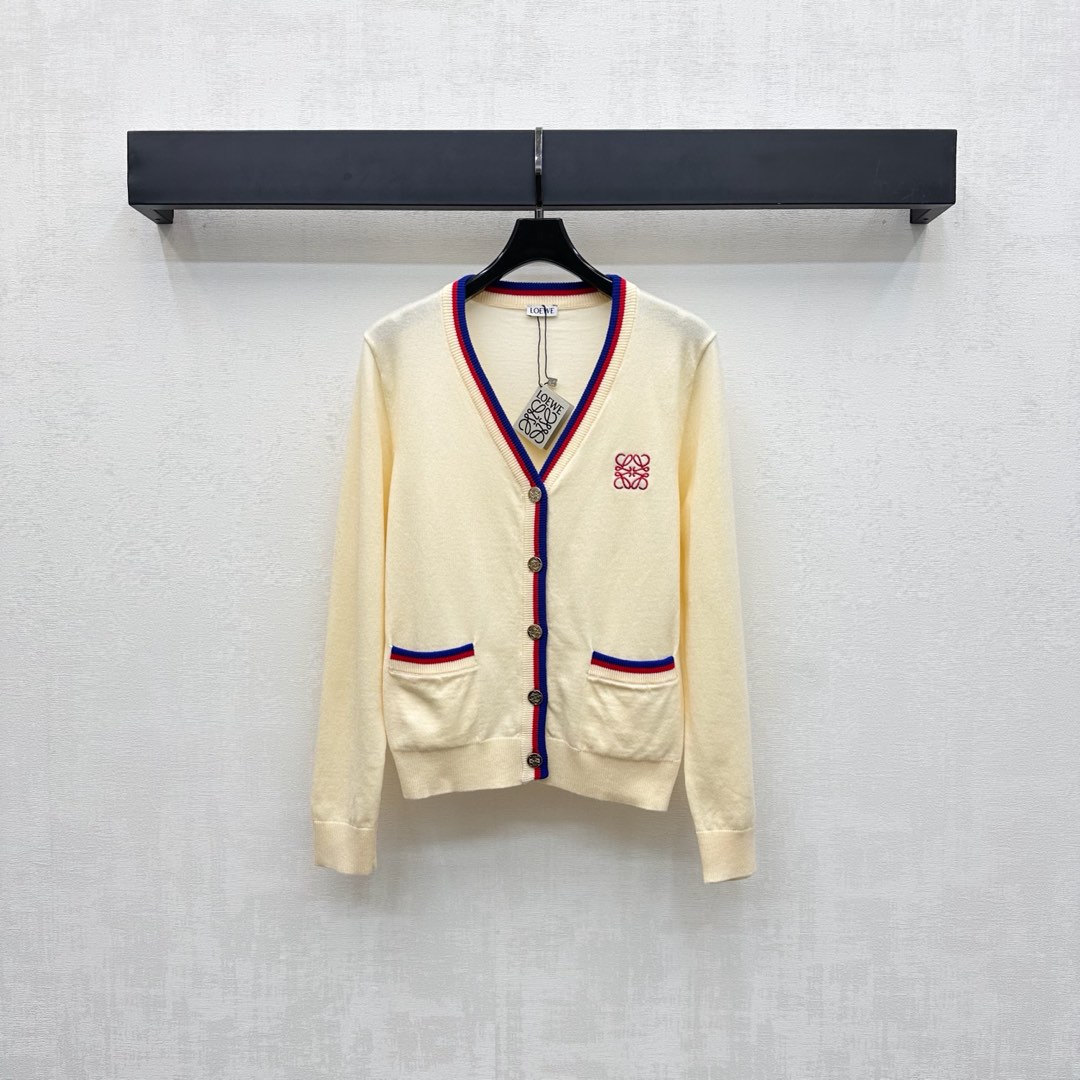 NO:470526,Loew*2025 new product is on the shelves of striped knitted cardigans customized with YB imported wool knitted material, soft and comfortable, fashionable and slimming. The neckline extends to the hem and incorporates contrasting threaded edges, echoing the pocket cuffs, adding layered styling. The iconic heavy industry metal engraving button adjustment with the iconic embroidery logo decoration on the chest, highlighting the brand tone. The surface and auxiliary materials development V-neck knitted cardigan cuts the upper body simple and atmospheric. The inner layer is perfect in autumn and winter. High version 2 colors,,loewe,alexander wang19860909Loew*2025新品上架条纹针织开衫定制YB进口羊毛针织材质 柔软舒适 洋气显瘦 领口延伸至下摆融入撞色螺纹包边 与口袋袖口相互呼应 增添造型层次感 开襟标志性重工金属刻印纽扣调节 配合胸前标志性刺绣徽标装饰 彰显品牌调性 面辅料开发 V领针织开衫剪裁 上身简约大气 秋冬内搭叠穿都完美  高版本2色,,loewe,alexander wang,Women's clothing