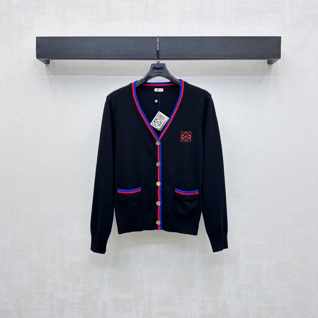 NO:470580,Loew*2025 new product is on the shelves of striped knitted cardigans customized with YB imported wool knitted material, soft and comfortable, fashionable and slimming. The neckline extends to the hem and incorporates contrasting threaded edges, echoing the pocket cuffs, adding layered styling. The iconic heavy industry metal engraving button adjustment with the iconic embroidery logo decoration on the chest, highlighting the brand tone. The surface and auxiliary materials development V-neck knitted cardigan cuts the upper body simple and atmospheric. The inner layer is perfect in autumn and winter. High version 2 colors,,loewe,alexander wang19860909Loew*2025新品上架条纹针织开衫定制YB进口羊毛针织材质 柔软舒适 洋气显瘦 领口延伸至下摆融入撞色螺纹包边 与口袋袖口相互呼应 增添造型层次感 开襟标志性重工金属刻印纽扣调节 配合胸前标志性刺绣徽标装饰 彰显品牌调性 面辅料开发 V领针织开衫剪裁 上身简约大气 秋冬内搭叠穿都完美  高版本2色,,loewe,alexander wang,Women's clothing