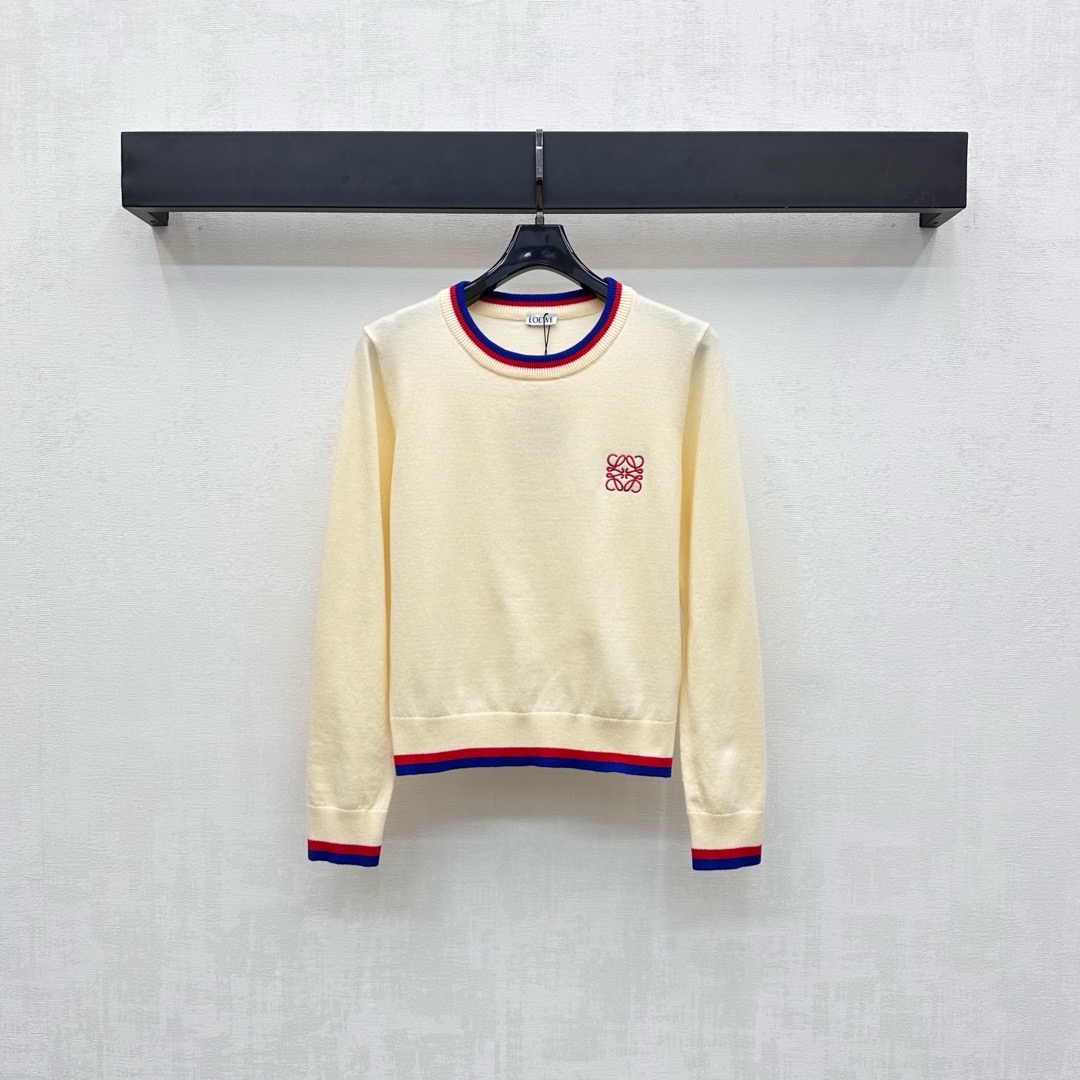 NO:470565,Loew*2025 new product is on the shelves of striped round neck knitted custom YB imported wool knitted material, soft and comfortable, fashionable and slimming. The neckline extends to the hem and incorporates contrasting threaded edges, echoing the cuffs, adding a sense of styling. Combined with the iconic embroidered logo decoration on the chest, highlighting the brand tone. Face and auxiliary materials development. Round neck long-sleeved top cut. The upper body is simple and elegant. The inner layer is perfect for autumn and winter. High version 2 colors,,loewe,alexander wang19860909Loew*2025新品上架条纹圆领针织定制YB进口羊毛针织材质 柔软舒适 洋气显瘦 领口延伸至下摆融入撞色螺纹包边 与袖口相互呼应 增添造型层次感 配合胸前标志性刺绣徽标装饰 彰显品牌调性 面辅料开发 圆领长袖上衣剪裁 上身简约大气 秋冬内搭叠穿都完美  高版本2色,,loewe,alexander wang,Women's clothing