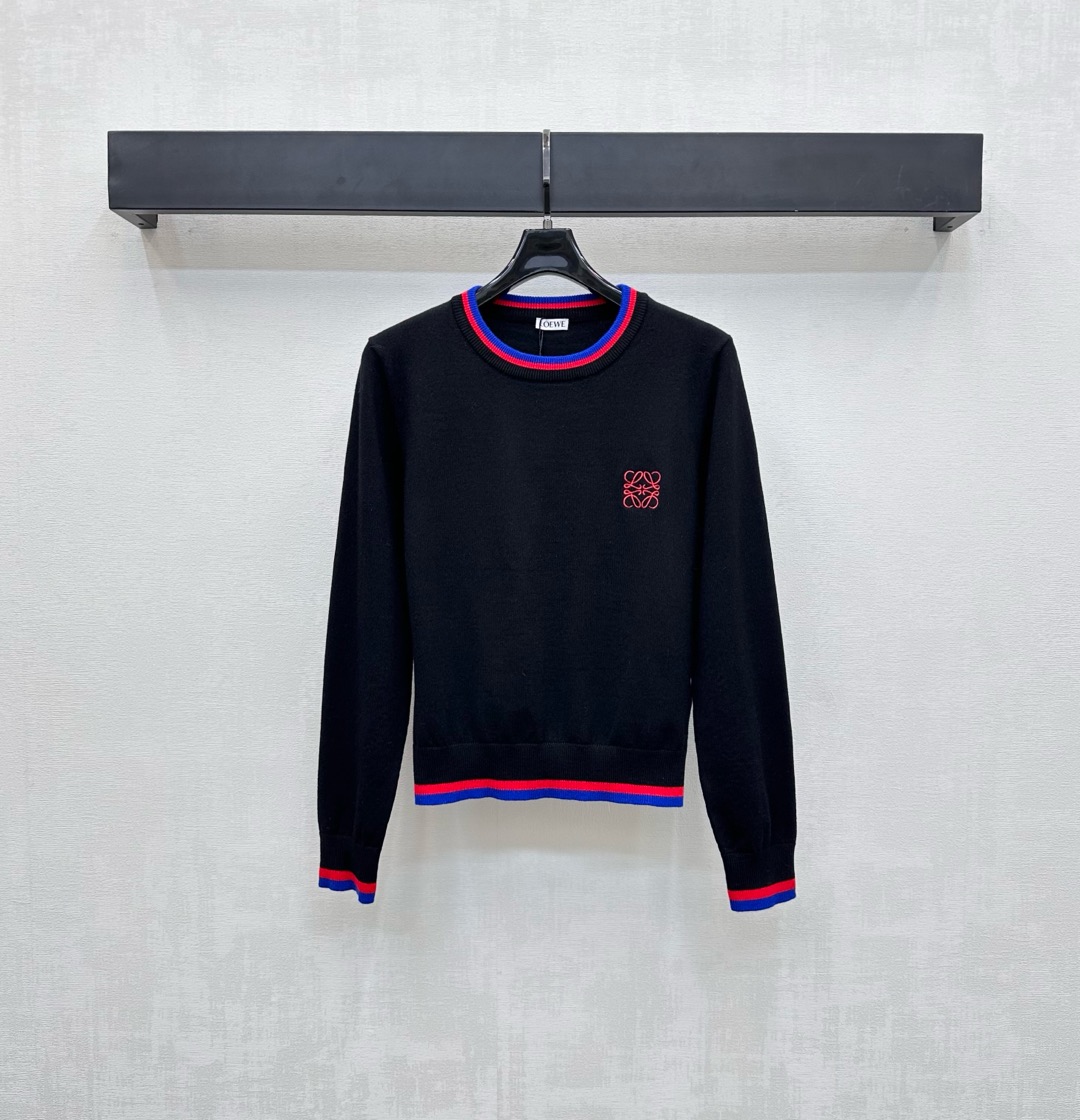 NO:470551,Loew*2025 new product is on the shelves of striped round neck knitted custom YB imported wool knitted material, soft and comfortable, fashionable and slimming. The neckline extends to the hem and incorporates contrasting threaded edges, echoing the cuffs, adding a sense of styling. Combined with the iconic embroidered logo decoration on the chest, highlighting the brand tone. Face and auxiliary materials development. Round neck long-sleeved top cut. The upper body is simple and elegant. The inner layer is perfect for autumn and winter. High version 2 colors,,loewe,alexander wang19860909Loew*2025新品上架条纹圆领针织定制YB进口羊毛针织材质 柔软舒适 洋气显瘦 领口延伸至下摆融入撞色螺纹包边 与袖口相互呼应 增添造型层次感 配合胸前标志性刺绣徽标装饰 彰显品牌调性 面辅料开发 圆领长袖上衣剪裁 上身简约大气 秋冬内搭叠穿都完美  高版本2色,,loewe,alexander wang,Women's clothing