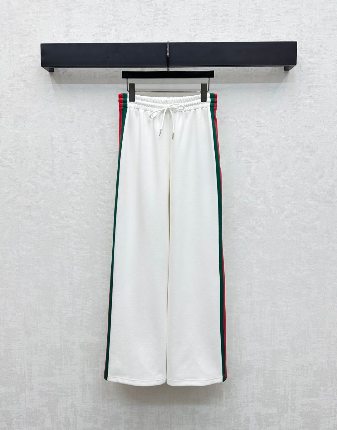 NO:470529,Gucc*2025 new product is available on the shelves of high-waist striped straight-leg pants customized with YB imported red cotton material, breathable and comfortable and stylish. The sides of the pants are decorated with striped webbing, which touches the large body color, highlighting the brand tone. The elastic waist drawstring adjustment design is used to facilitate putting on and off, and add a sense of styling. The surface and auxiliary materials are developed. High-waist wide-leg pants are cut. It can be matched with the same series of jackets and tops. The complete set is simple and casual. It can be easily controlled for daily commuting and dates. You can also buy and match them separately. High-version, gucci, jackets & coats, alexander wang19860909Gucc*2025新品上架高腰条纹直筒裤定制YB进口朱地全棉材质 透气舒适有型 裤腿俩侧饰以条纹织带装饰 与大身颜色形成碰 彰显品牌调性 沿用弹力腰抽绳调节设计 方便穿脱 增添造型层次感 面辅料开发 高腰阔腿长裤剪裁 可搭配同系列外套上衣 成套穿搭简约休闲 日常通勤约会都可轻松驾驭 也可分开购入搭配  高版本,,gucci,jackets & coats,alexander wang,Women's clothing