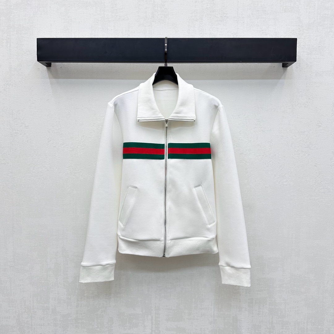 NO:470536,Gucc*2025 new product lapel striped jacket custom-made YB imported red cotton material, breathable, comfortable and stylish, the striped webbing on the chest collided with the color of the large body, highlighting the brand tone, use open zipper adjustment, easy to put on and take off, matched with symmetrical pocket style design, add layered look, surface auxiliary material development, lapel jacket tailoring, can be matched with the same series of trousers, complete sets of wear are simple and casual, easy to control on daily commuting dates, can also be purchased separately, high-end version 7,,gucci,jackets & coats,jackets & coats,alexander wang19860909Gucc*2025新品上架翻领条纹夹克外套定制YB进口朱地全棉材质 透气舒适有型 胸前条纹织带包边与大身颜色形成碰撞 彰显品牌调性 沿用开襟拉链调节 方便穿脱 配合对称口袋版型设计 增添造型层次感 面辅料开发 翻领夹克外套剪裁 可搭配同系列长裤 成套穿搭简约休闲 日常通勤约会都可轻松驾驭 也可分开购入搭配  高版本 7,,gucci,jackets & coats,jackets & coats,alexander wang,Women's clothing