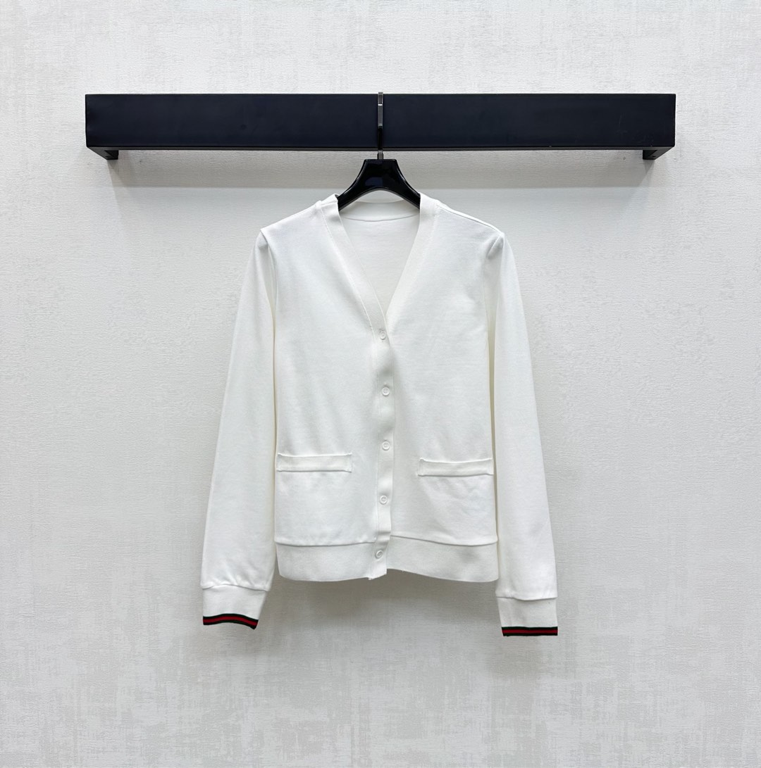 NO:470562,Gucc*2025 new product is on the shelves of V-neck striped jackets customized YB imported red cotton material, breathable, comfortable and stylish, with open-clad buttons to adjust, easy to put on and off, combined with symmetrical fake pocket style design, add layered look, cuffs are used to collide with large body color, highlighting the brand tone, surface auxiliary material development, V-neck long-sleeved jacket tailoring, can be matched with the same series of trousers, complete sets of wear are simple and casual, easy to control for daily commuting dates, and can also be purchased separately. High-end version,, gucci, jackets & coats, alexander wang19860909Gucc*2025新品上架V领条纹外套定制YB进口朱地全棉材质 透气舒适有型 沿用开襟纽扣调节 方便穿脱 配合对称假口袋版型设计 增添造型层次感 袖口沿用撞色条纹包边与大身颜色形成碰撞 彰显品牌调性 面辅料开发 V领长袖外套剪裁 可搭配同系列长裤 成套穿搭简约休闲 日常通勤约会都可轻松驾驭 也可分开购入搭配  高版本,,gucci,jackets & coats,alexander wang,Women's clothing