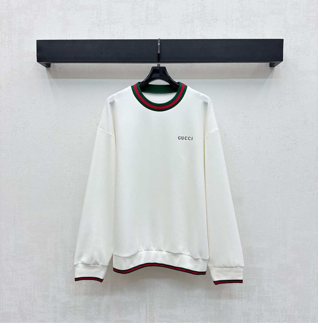 NO:470550,Gucc*2025 new product is on the shelves of round-neck striped sweatshirts, customized YB imported red cotton material, breathable, comfortable and stylish, the whole body is decorated with contrasting striped edges and large body colors, adding layered look, the chest is decorated with iconic letter embroidery logo decoration to highlight the brand tone, surface and auxiliary materials development, round-neck long-sleeved top cut, can be matched with the same series of trousers, complete sets of simple and casual, easy to control on daily commuting dates, can also be purchased separately, high-end version, gucci, hoodie, sweatshirts, alexander wang19860909Gucc*2025新品上架圆领条纹卫衣定制YB进口朱地全棉材质 透气舒适有型 通体饰以撞色条纹包边与大身颜色形成碰撞 增添造型层次感 胸前融入标志性字母刺绣徽标装饰 彰显品牌调性 面辅料开发 圆领长袖上衣剪裁 可搭配同系列长裤 成套穿搭简约休闲 日常通勤约会都可轻松驾驭 也可分开购入搭配  高版本,,gucci,hoodie,sweatshirts,alexander wang,Women's clothing