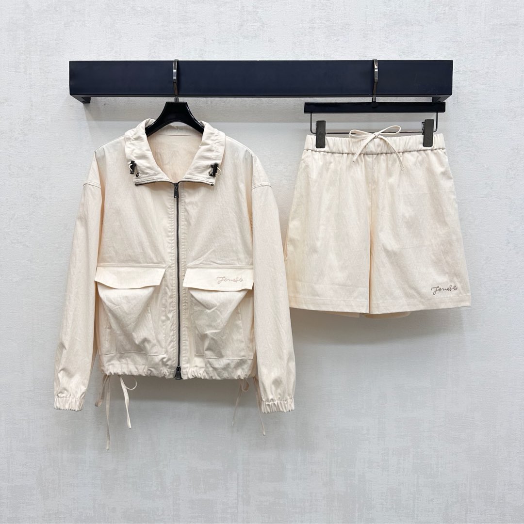 NO:471867,Fend*2025 new product lapel drawstring jacket shorts set customized YB imported twill cotton material is crisp, comfortable and stylish. The neckline is drawn with drawstring design, which echoes the hem. It is made of open zipper adjustment and is easy to put on and off. It adds a sense of styling. The garment is integrated with the iconic letter embroidery logo. It is decorated with symmetrical flip pocket style to highlight the brand tone. The surface auxiliary material development Lapel jacket jacket is matched with the same series of high-waist drawstring shorts set. The complete set is brilliant and fashionable. High version, fendi, shorts, jackets & coats, jackets & coats, alexander wang19860909Fend*2025新品上架翻领抽绳外套短裤套装定制YB进口斜纹棉材质 挺括舒适有型 领口沿用抽绳设计 与下摆相互呼应 配合开襟拉链调节方便穿脱 增添造型层次感 成衣融入标志性字母刺绣徽标 配合对称翻盖口袋版型装饰 彰显品牌调性 面辅料开发 翻领夹克外套搭配同系列高腰抽绳短裤套装 成套穿搭出彩时髦  高版本,,fendi,shorts,jackets & coats,jackets & coats,alexander wang,Women's clothing