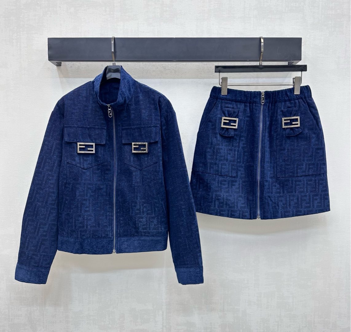 NO:471877,Fend*2025 new product stand-alone jacquard jacket short skirt set custom YB imported jacquard material with high-quality texture and full quality. The whole body is covered with iconic double F full-print jacquard elements to highlight the brand tone. The tilt zipper adjustment is combined with the symmetrical pocket style design. Light up details and add a sense of styling. The surface and accessories are developed. The stand-alone jacket jacket is paired with a high-waist short skirt set. The details echo up and down. Perfect interpretation of the casual and noble feeling. The upper body is fashionable and fashionable. The best choice for daily wear. High-end version, fendi, skirts, jackets & coats, jackets & coats, alexander wang19860909Fend*2025新品上架立领提花外套短裙套装定制YB进口提花材质 质感高级 品相十足 通体铺满标志性双F满印提花元素 彰显品牌调性 开襟拉链调节配合对称口袋版型设计 点亮细节 增添造型层次感 面辅料开发 立领夹克外套搭配高腰短裙套装 细节上下呼应 完美演绎休闲贵气感 上身时髦洋气 日常穿搭不二之选  高版本,,fendi,skirts,jackets & coats,jackets & coats,alexander wang,Women's clothing