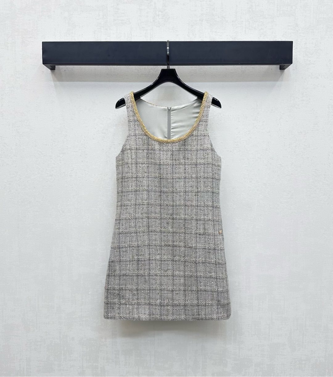 NO:471899,Chane*2025 new product is on the shelves of round neck dress vest skirts. Customized YB imported woolen knit material. The texture is delicate and high-end. The rough striped rough spun fabric creates a small fragrance style. The neckline is designed with gold tying edges. The signature letter round button is decorated with waist embellishments to highlight the brand tone. The back is adjusted with a half-clad zipper. The symmetrical pocket style adds a sense of styling. The surface accessories are developed. The dress sleeveless dress is tailored. It can be matched with the same series of jackets. The set is fashionable and exquisite. The must-have items for commuting and dates. High-end version 36 38 40,,chanel, skirts, jackets & coats,alexander wang19860909Chane*2025新品上架圆领洋装背心裙定制YB进口毛呢编织材质 肌理细腻高级 粗花条纹粗纺面料打造小香风典范 领口沿用金色捆边设计 配合腰侧点缀刻印标志性字母圆扣装饰 彰显品牌调性 后背饰以半开襟拉链调节 配合对称口袋版型 增添造型层次感 面辅料开发 洋装无袖连衣裙剪裁 可搭配同系列外套 成套穿搭时髦精致 通勤约会必备单品 高版本36 38 40,,chanel,skirts,jackets & coats,alexander wang,Women's clothing