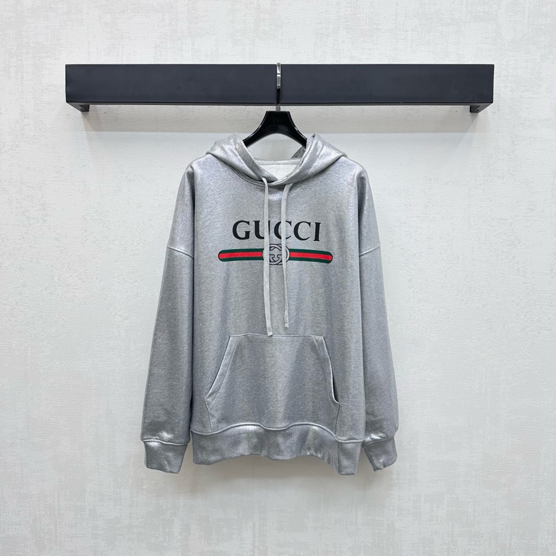 NO:470609,Gucc*2025 new product is on the shelves of printed hooded sweatshirts customized YB native cotton material breathable and comfortable, full texture. Preparation and reproduction technology gray and silver color. Visible with thin glitter pearls. The chest printing process contrasts the color to outline the iconic letter logo pattern to highlight the brand tone. The surface and auxiliary materials development Hooded long-sleeved sweatshirt tailoring to create a personalized relaxed style. Single wear inner wear is brilliant and fashionable. High-end version, gucci, hoodie, sweatshirts, hats, alexander wang19860909Gucc*2025新品上架印花连帽卫衣定制YB原生全棉材质 透气舒适 质感十足 成衣还原科技灰银色 肉眼可见的带有细闪珠光 胸前印花工艺撞色勾勒出标志性字母徽标图案 彰显品牌调性 面辅料开发 连帽长袖卫衣剪裁 打造个性松弛风格 单穿内搭出彩时髦  高版本,,gucci,hoodie,sweatshirts,hats,alexander wang,Women's clothing