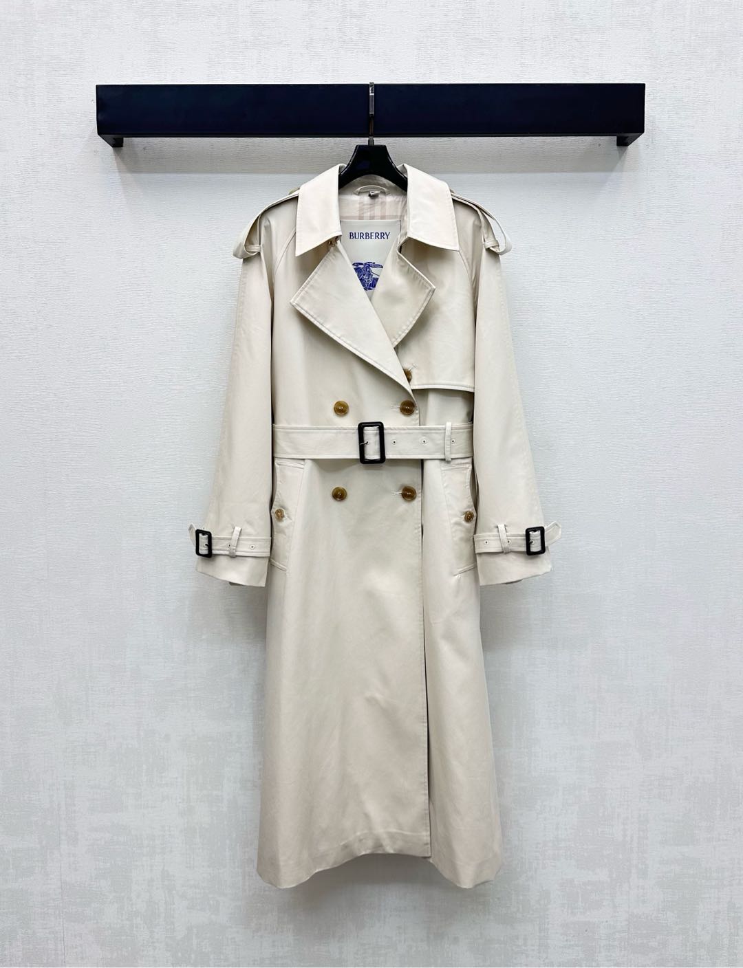 NO:471887,Bur BBR*2025 new product launches the gun-blocked belt twill coat custom YB imported twill cotton material, comfortable and breathable, crisp and stylish, the waist is adjusted by perforated belt, which echoes the cuffs, adding an overall sense of layering, the inside is covered with iconic plaid printing elements, highlighting the brand tone, surface accessories development, lapel long windbreaker style cut, early autumn fashionable and elegant windbreaker, temperament and charming British elegance, high-end, burberry, jackets & coats, alexander wang19860909Bur BBR*2025新品上架枪驳领腰带风衣外套定制YB进口斜纹全棉材质 舒适透气 挺括有型 腰间沿用本布穿孔腰带调节 与袖口相互呼应 增添整体层次感 内里满铺标志性格纹印花元素 彰显品牌调性 面辅料开发 翻领长款风衣版型剪裁 早秋时尚优雅风衣 气质魅力英伦优雅  高版本,,burberry,jackets & coats,alexander wang,Women's clothing