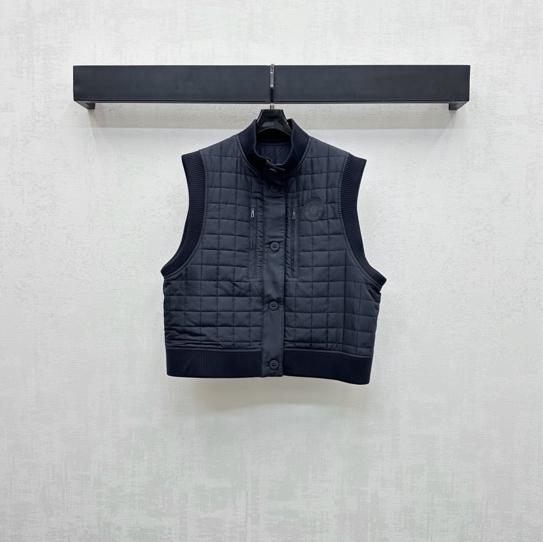 NO:471849,With dust bag Herme*2025 new product on the shelves, plaid down cotton vest, custom YB imported nylon material, inner down cotton filling, light and warm, button plaid high-neck style design, combined with the whole plaid embossed texture, add layered look, iconic engraved letter badge embellishment on the chest, highlight the brand tone, thread elastic edges are elastic and fit easily for putting on and off, details can successfully get rid of dullness, surface auxiliary materials development, stand-up vest tailoring, autumn and winter outfits are warm and fashionable, high version, hermes, down jacket, alexander wang19860909配防尘袋Herme*2025新品上架格纹羽绒棉马甲定制YB进口尼龙材质 内里羽绒棉填充 轻盈保暖 纽扣开襟高领版型设计 配合通体方格压纹肌理 增添造型层次感 胸口标志性刻印字母徽章点缀装饰 彰显品牌调性 螺纹弹力包边松紧贴合便于穿脱 细节就能成功摆脱沉闷 面辅料开发 立领马甲剪裁 秋冬穿搭保暖时髦  高版本,,hermes,down jacket,alexander wang,Women's clothing