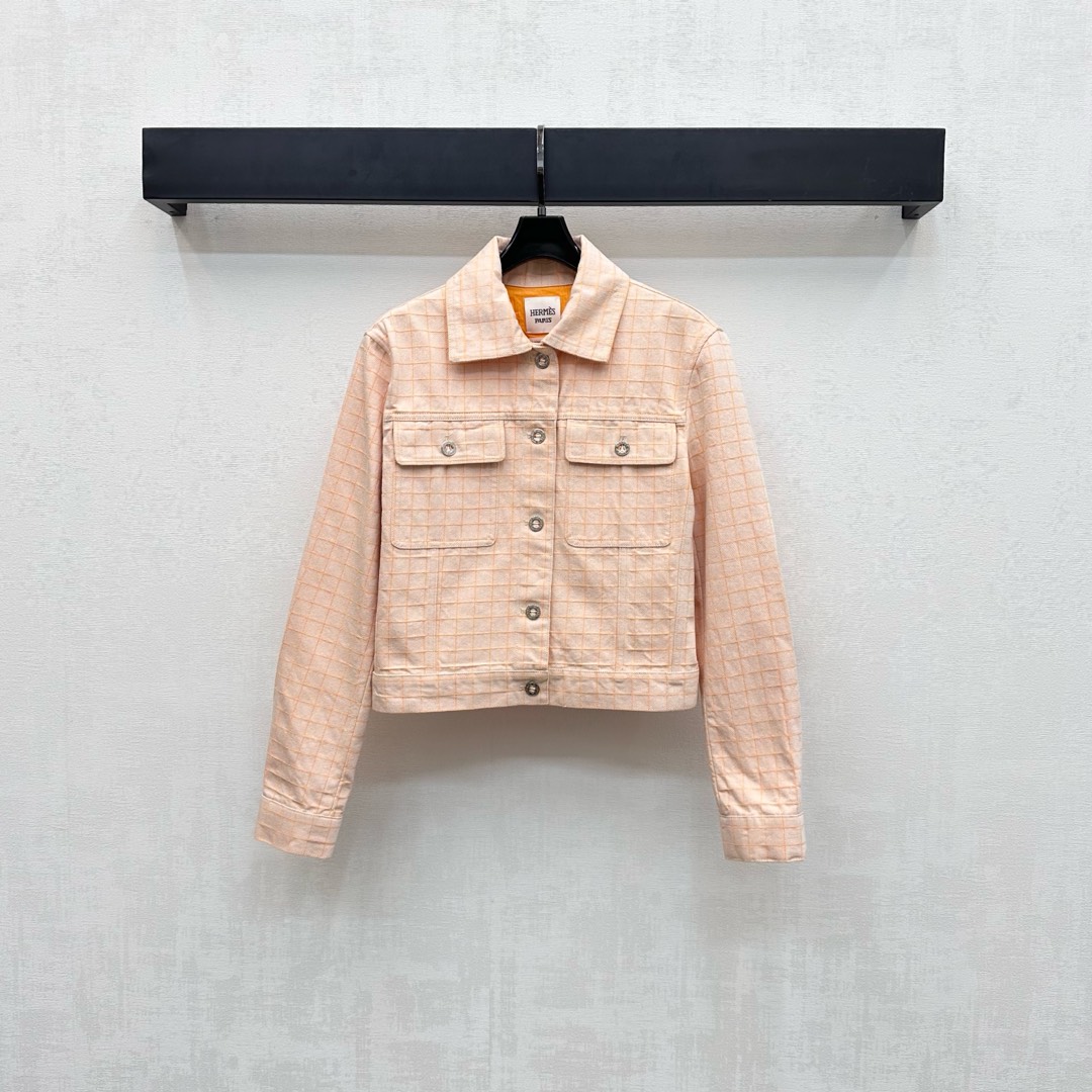 NO:471861,Herme*2025 new product plaid denim jacket is customized with YB imported twill cotton denim material, crisp and stylish, plaid elements, combined with symmetrical flip pocket decoration, add layered look, open-clad printed letters, round buckle adjustment design echoes the back waist leather label embellishment, highlighting the brand tone, surface auxiliary material development, shoulder lapel jacket tailoring, daily commuting outfits high-end and fashionable, high-end version,, hermes, jackets & coats, alexander wang19860909Herme*2025新品上架格纹牛仔外套定制YB进口斜纹棉牛仔材质 挺括有型 通体定位格纹元素 配合对称翻盖口袋装饰 增添造型层次感 开襟印刻字母圆扣调节设计呼应后腰皮标点缀 彰显品牌调性 面辅料开发 正肩翻领外套剪裁 日常通勤穿搭高级时髦 高版本,,hermes,jackets & coats,alexander wang,Women's clothing