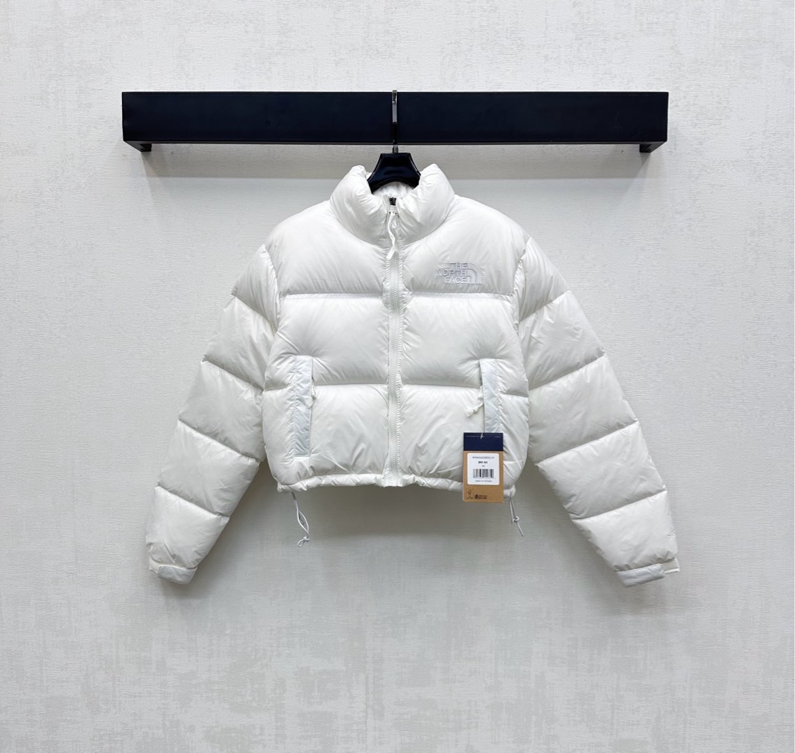 NO:471841,The North Fac*2025 new product is available for short down jackets. Customized YB imported windproof and waterproof nylon material. The inner white goose velvet fills the inner lining. Light and warm. Long embossed with double-sided oblique cut pocket design to add layering. Drawstring adjusts the hem to keep tighter and warmer. The front and back of the chest are decorated with iconic embroidered letters and logos to show the brand tone. The surface and auxiliary materials are developed. Stand-collar zipper jacket tailoring. jeans and casual pants are very good. Combination of warmth and fashionable. Fleece filling standard: national standard 90 velvet. Fleece filling: white goose velvet. High version 4 colors, jeans, jackets & coats, down jacket, alexander wang19860909配防尘袋The North Fac*2025新品上架短款羽绒服定制YB进口防风防水尼龙材质 内里白鹅绒填充内里 轻盈保暖 沿用长条压纹配合双侧斜裁口袋设计 增添造型层次感 抽绳调节下摆松紧更为保暖御寒 胸前后背均以标志性刺绣字母徽标点缀装饰 彰显品牌调性 面辅料开发 立领拉链外套剪裁 秋冬搭配牛仔裤休闲裤都非常 集保暖与时髦一体 充绒标准:国标90绒 充绒物:白鹅绒  高版本4色,,jeans,jackets & coats,down jacket,alexander wang,Women's clothing