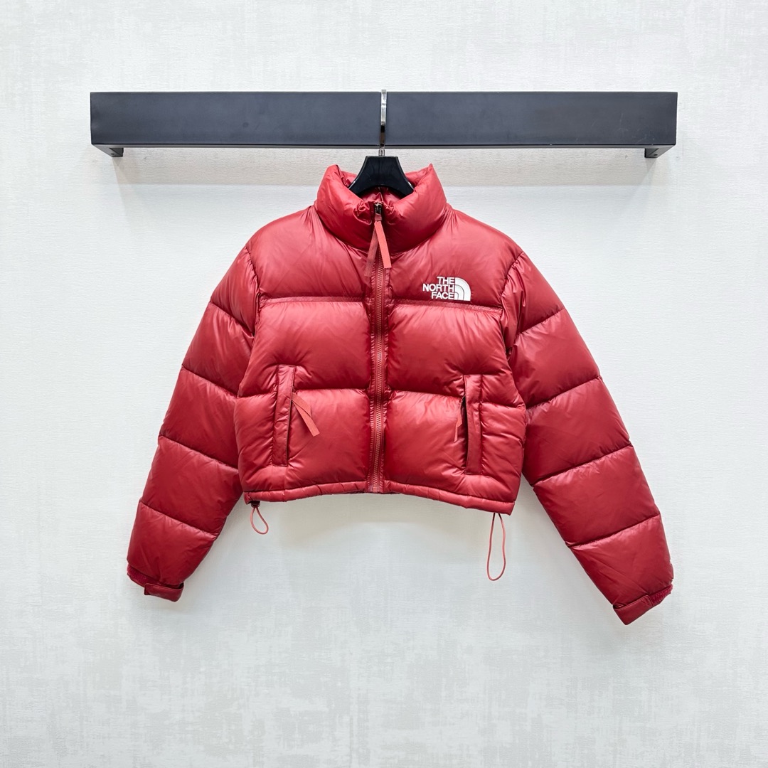 NO:471856,The North Fac*2025 new product is available for short down jackets. Customized YB imported windproof and waterproof nylon material. The inner white goose velvet fills the inner lining. Light and warm. Long embossed with double-sided oblique pocket design to add layering. Drawstring adjusts the hem to keep warm and warm. The front and back of the chest are decorated with iconic embroidered letters and logos to show the brand tone. Face and auxiliary materials development. Stand-collar zipper jacket tailoring. jeans and casual pants are very good. Combination of warmth and fashionable. Fleece filling standard: national standard 90 velvet. Fleece filling: white goose velvet. High version 4 colors, jeans, jackets & coats, down jacket, alexander wang19860909配防尘袋The North Fac*2025新品上架短款羽绒服定制YB进口防风防水尼龙材质 内里白鹅绒填充内里 轻盈保暖 沿用长条压纹配合双侧斜裁口袋设计 增添造型层次感 抽绳调节下摆松紧更为保暖御寒 胸前后背均以标志性刺绣字母徽标点缀装饰 彰显品牌调性 面辅料开发 立领拉链外套剪裁 秋冬搭配牛仔裤休闲裤都非常 集保暖与时髦一体 充绒标准:国标90绒 充绒物:白鹅绒  高版本4色,,jeans,jackets & coats,down jacket,alexander wang,Women's clothing