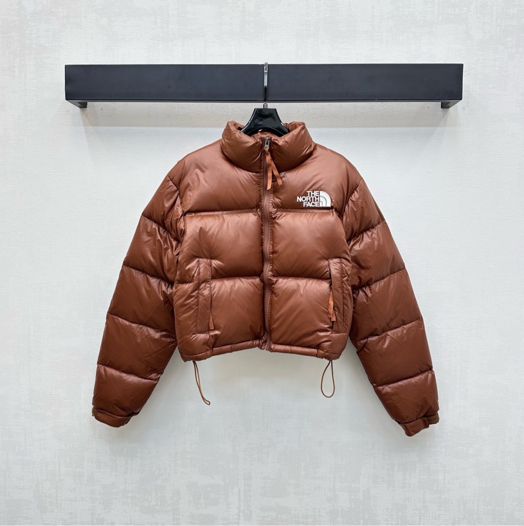 NO:471870,The North Fac*2025 new product is available for short down jackets. Customized YB imported windproof and waterproof nylon material. The inner white goose velvet fills the inner lining. Light and warm. Long embossed with double-sided oblique cut pocket design to add layering. Drawstring adjusts the hem to keep tighter and warmer. The front and back of the chest are decorated with iconic embroidered letters and logos to show the brand tone. The surface and auxiliary materials are developed. Stand-collar zipper jacket tailoring. jeans and casual pants are very good. Combination of warmth and fashionable. Fleece filling standard: national standard 90 velvet. Fleece filling: white goose velvet. High version 4 colors, jeans, jackets & coats, down jacket, alexander wang19860909配防尘袋The North Fac*2025新品上架短款羽绒服定制YB进口防风防水尼龙材质 内里白鹅绒填充内里 轻盈保暖 沿用长条压纹配合双侧斜裁口袋设计 增添造型层次感 抽绳调节下摆松紧更为保暖御寒 胸前后背均以标志性刺绣字母徽标点缀装饰 彰显品牌调性 面辅料开发 立领拉链外套剪裁 秋冬搭配牛仔裤休闲裤都非常 集保暖与时髦一体 充绒标准:国标90绒 充绒物:白鹅绒  高版本4色,,jeans,jackets & coats,down jacket,alexander wang,Women's clothing