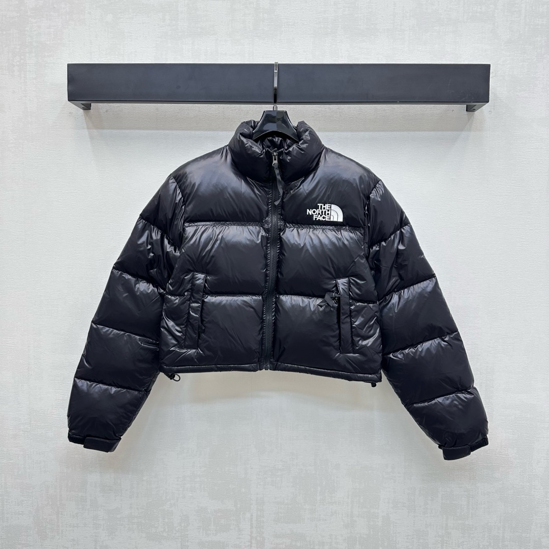 NO:471863,The North Fac*2025 new product is available for short down jackets. Customized YB imported windproof and waterproof nylon material. The inner white goose velvet fills the inner lining. Light and warm. Long embossed with double-sided oblique pocket design to add layering. Drawstring adjusts the hem to keep warm and warm. The front and back of the chest are decorated with iconic embroidered letters and logos to show the brand tone. Face and auxiliary materials development. Stand-collar zipper jacket tailoring. jeans and casual pants are very good. Combination of warmth and fashionable. Fleece filling standard: national standard 90 velvet. Fleece filling: white goose velvet. High version 4 colors, jeans, jackets & coats, down jacket, alexander wang19860909配防尘袋The North Fac*2025新品上架短款羽绒服定制YB进口防风防水尼龙材质 内里白鹅绒填充内里 轻盈保暖 沿用长条压纹配合双侧斜裁口袋设计 增添造型层次感 抽绳调节下摆松紧更为保暖御寒 胸前后背均以标志性刺绣字母徽标点缀装饰 彰显品牌调性 面辅料开发 立领拉链外套剪裁 秋冬搭配牛仔裤休闲裤都非常 集保暖与时髦一体 充绒标准:国标90绒 充绒物:白鹅绒  高版本4色,,jeans,jackets & coats,down jacket,alexander wang,Women's clothing