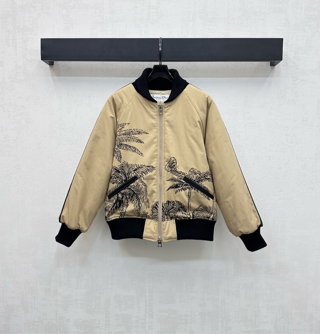 NO:472912,Dio*2025 new product is available for printing cotton jackets and jackets. Customized YB imported twill cotton material. High-quality texture. Fully quality. Cotton inner and cotton distribution. Even warmth. The whole body is fully printed with iconic butterfly coconut tree coconut forest printing elements. The collar hem and cuffs are tightened with black elastic threads to tighten the edges to make it look neat. Echo the upper edge of the pocket and add a sense of styling. The surface auxiliary materials development. Baseball uniform jacket tailoring. Daily commuting outfits retro and high-end. Outstanding fashionable. High-end version,,dior, jackets & coats, jackets & coats,alexander wang19860909Dio*2025新品上架印花棉服夹克外套定制YB进口斜纹全棉材质 质感高级 品相十足 内里衔棉分布 均匀保暖 通体前后满印标志性蝴蝶椰树椰林印花元素 彰显品牌调性 领口衣摆和袖口沿用黑色弹力螺纹收紧包边 更显利落 呼应口袋上缘 增添造型层次感 面辅料开发 棒球服外套剪裁 日常通勤穿搭复古高级 出彩时髦  高版本,,dior,jackets & coats,jackets & coats,alexander wang,Women's clothing