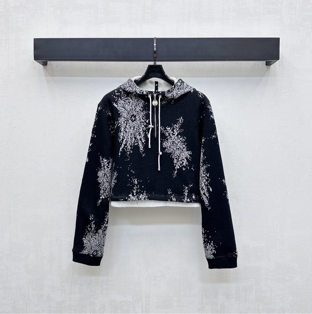 NO:472904,Chane*2025 new product is on the shelves of hooded printed sweatshirt custom YB native cotton material, soft and skin-friendly, not easy to deform and pill after washing, full-print black and white contrasting snowflake pattern elements, positioning the iconic double C logo interspersed decoration, highlighting the brand tone, loose fittings spliced ​​with white elastic bands at the waist, with half-plate zipper adjustment, adding layered look, surface auxiliary materials development, hooded long-sleeved sweatshirt tailoring, can be matched with short skirts in the same series, simple and high-end set, essential items for autumn and winter suits, high-end version 36 38 40,,chanel,hoodie,sweatshirts, skirts,hats,alexander wang19860909Chane*2025新品上架连帽印花卫衣定制YB原生全棉材质 柔软亲肤 久洗不易变形起球 通体满印黑白撞色雪花图案元素 定位标志性双C徽标穿插装饰 彰显品牌调性 宽松版型在腰部拼接白色弹力带 配合半开襟拉链调节 增添造型层次感 面辅料开发 连帽长袖卫衣剪裁 可搭配同系列短裙 成套搭配简约高级 秋冬套装必备单品  高版本36 38 40,,chanel,hoodie,sweatshirts,skirts,hats,alexander wang,Women's clothing