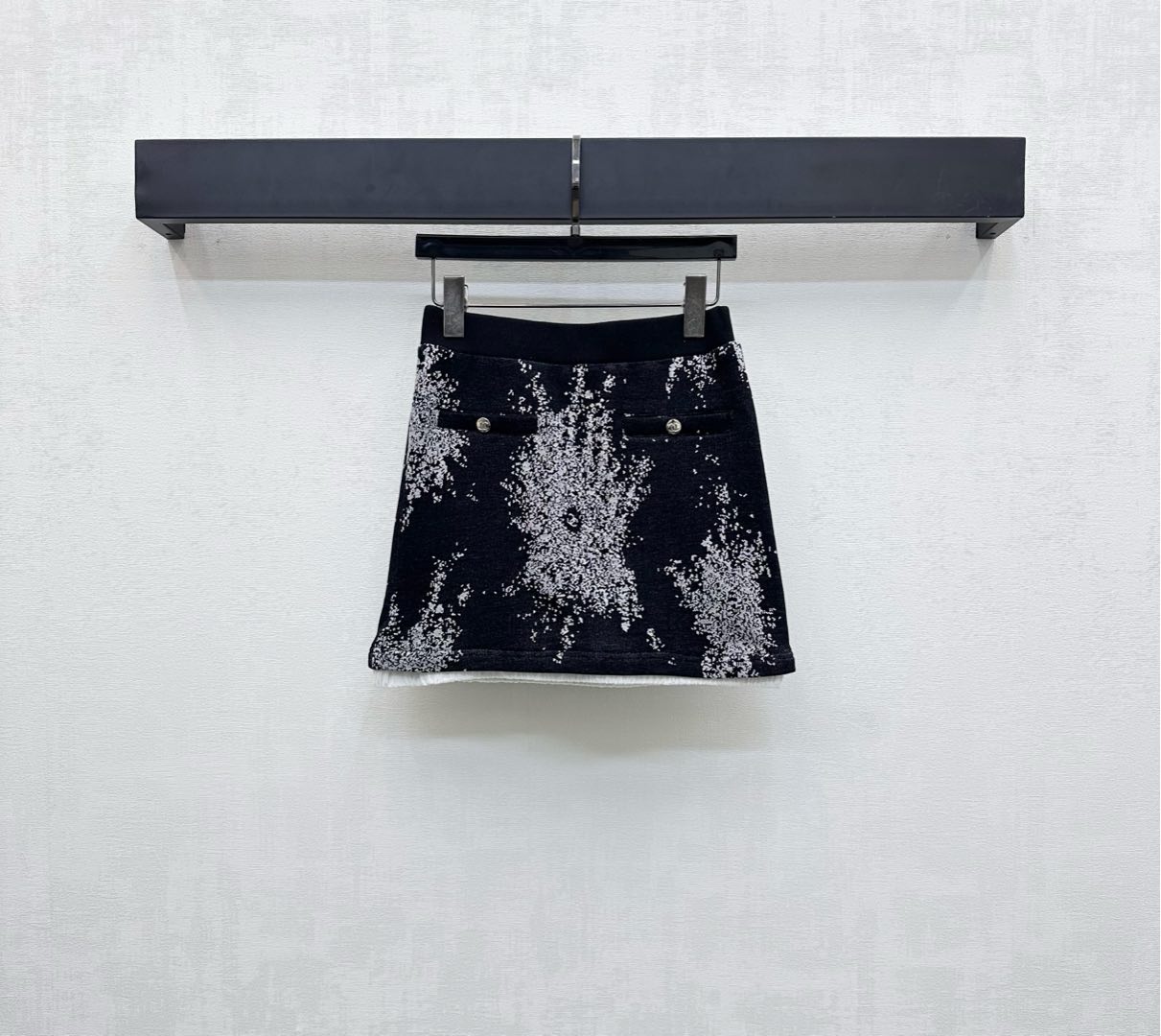 NO:472900,Chane*2025 new product is on the shelves of high-waist printed skirt custom YB native cotton material, soft and skin-friendly, not easy to deform and pill after washing, full-print black and white contrasting snowflake pattern elements, positioning the iconic double C logo interspersed decoration, highlighting the brand tone, loose style splicing white elastic band at the waist, matching with symmetrical pocket pattern design, adding layered look, surface auxiliary material development, high-waist micro A short skirt tailoring, can be matched with the same series of hooded sweatshirts, complete sets are simple and high-end, autumn and winter suit essentials High-version 36 38 40,,chanel,hoodie,sweatshirts, skirts,hats,alexander wang19860909Chane*2025新品上架高腰印花半裙定制YB原生全棉材质 柔软亲肤 久洗不易变形起球 通体满印黑白撞色雪花图案元素 定位标志性双C徽标穿插装饰 彰显品牌调性 宽松版型在腰部拼接白色弹力带 配合对称口袋版型设计 增添造型层次感 面辅料开发 高腰微A短裙剪裁 可搭配同系列连帽卫衣 成套搭配简约高级 秋冬套装必备单品  高版本36 38 40,,chanel,hoodie,sweatshirts,skirts,hats,alexander wang,Women's clothing