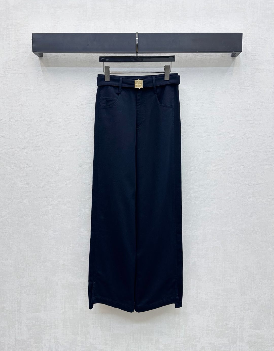 NO:472938,Miumi*2025 new product is available on the shelves of high waist straight trousers Customized YB imported twill cotton material, crisp, comfortable and stylish, this cloth belt is centered in the iconic engraved letter logo snap design, highlighting the brand tone, symmetrical pocket style treatment, adding layered look, surface auxiliary material development, high waist wide-leg trousers tailoring, inclusively modifying the leg shape, and wearing a full high street fashionable style, a versatile item in all seasons, high version 2 colors,,miumiu,alexander wang19860909Miumi*2025新品上架高腰直筒长裤定制YB进口斜纹全棉材质 挺括舒适有型 本布腰带居中标志性刻印字母徽标卡扣设计 彰显品牌调性 对称口袋版型处理 增添造型层次感 面辅料开发 高腰阔腿长裤剪裁 包容修饰腿型的同时 穿出满满的高街时髦风格 一条四季百搭单品 高版本2色,,miumiu,alexander wang,Women's clothing