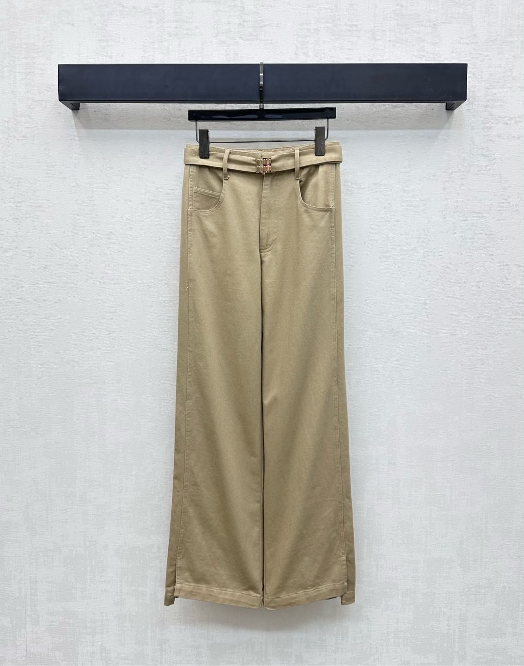 NO:472949,Miumi*2025 new product is available on the shelves of high waist straight trousers Customized YB imported twill cotton material, crisp, comfortable and stylish, this cloth belt is centered in the iconic engraved letter logo snap design, highlighting the brand tone, symmetrical pocket style treatment, adding layered look, surface auxiliary material development, high waist wide-leg trousers tailoring, inclusively modifying the leg shape, and wearing a full high street fashionable style, a versatile item in all seasons, high version 2 colors,,miumiu,alexander wang19860909Miumi*2025新品上架高腰直筒长裤定制YB进口斜纹全棉材质 挺括舒适有型 本布腰带居中标志性刻印字母徽标卡扣设计 彰显品牌调性 对称口袋版型处理 增添造型层次感 面辅料开发 高腰阔腿长裤剪裁 包容修饰腿型的同时 穿出满满的高街时髦风格 一条四季百搭单品 高版本2色,,miumiu,alexander wang,Women's clothing