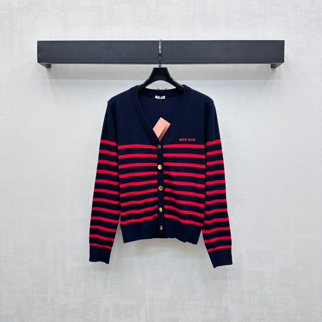 NO:472921,Miumi*2025 new product is on the shelves of striped knitted cardigans customized with YB imported wool knitted material, soft and comfortable, fashionable and slimming. The neckline extends to the hem and incorporates threaded edges, echoing the cuffs, adding layered styling. The iconic heavy industry metal engraving button adjustment with the iconic embroidery logo decoration on the chest, highlighting the brand tone. The surface and auxiliary materials development V-neck knitted cardigan cuts the upper body simple and atmospheric. The inner layer is perfect in autumn and winter. High-version 2 colors,,miumiu,alexander wang19860909Miumi*2025新品上架条纹针织开衫定制YB进口羊毛针织材质 柔软舒适 洋气显瘦 领口延伸至下摆融入螺纹包边 与袖口相互呼应 增添造型层次感 开襟标志性重工金属刻印纽扣调节 配合胸前标志性刺绣徽标装饰 彰显品牌调性 面辅料开发 V领针织开衫剪裁 上身简约大气 秋冬内搭叠穿都完美  高版本2色,,miumiu,alexander wang,Women's clothing