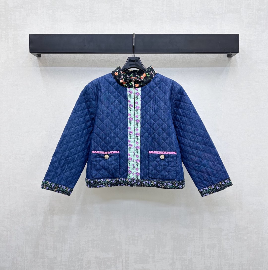 NO:472888,Valentin*2025 new product launches on the shelves of diamond floral splicing cotton jackets. Customized YB imported twill cotton denim material. Inner down cotton filling. Light and warm. Open-cage hook and concealed buckle adjustment design. Add a sense of styling. The whole diamond embossed with collar and the front closure extends to the hem cuffs. It is decorated with different colors of floral splicing. It collides with large-body denim blue. Fresh and lively. The inner lined florals are covered to highlight the brand tone. Face and auxiliary materials development. Configure the silhouette jacket and jacket tailoring. The autumn and winter outfits are warm and fashionable. High-end version, valentino, jackets & coats, jackets & coats, down jacket, alexander wang19860909Valentin*2025新品上架菱格碎花拼接棉服定制YB进口斜纹全棉牛仔材质 内里羽绒棉填充 轻盈保暖 开襟挂钩暗扣调节设计 增添造型层次感 通体菱格压纹配合领口前襟延伸至下摆袖口饰以不同花色碎花拼接装饰 与大身牛仔蓝形成碰撞 清新活泼 内衬碎花满铺处理 彰显品牌调性 面辅料开发 廓形夹克外套剪裁 秋冬穿搭保暖时髦 高版本,,valentino,jackets & coats,jackets & coats,down jacket,alexander wang,Women's clothing