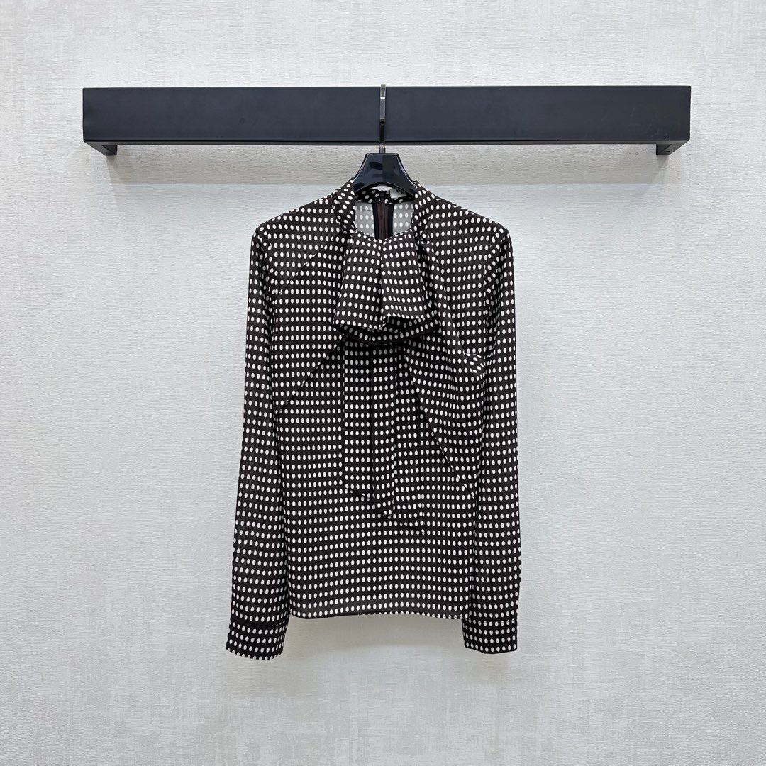 NO:472924,Celin*2025 new product launches the polka dot pleated tops customized YB imported twill material. The texture is light and the outfit is flowing. The large body is covered with white polka dots. The collar edge is pleated and the collar edge is pleated to add a sense of styling. The cuffs are embellished with the iconic Arc de Triomphe engraved gold buckle decoration to highlight the brand tone. The surface and auxiliary materials are developed. The pullover long-sleeved top style can be matched with the same series of skirts. The complete set is sweet and age-reducing. The vacation feel is full. High-version, celine, skirts, alexander wang19860909Celin*2025新品上架波点压褶上衣定制YB进口斜纹绸材质 质感轻薄 穿搭飘逸 大身黑底白波点满铺元素 配合领边压褶裁剪处理 增添造型层次感 袖口点缀标志性凯旋门刻印金扣装饰 彰显品牌调性 面辅料开发 套头长袖上衣版型剪裁 可搭配同系列半裙 成套穿搭甜美减龄 度假感满满 高版本,,celine,skirts,alexander wang,Women's clothing