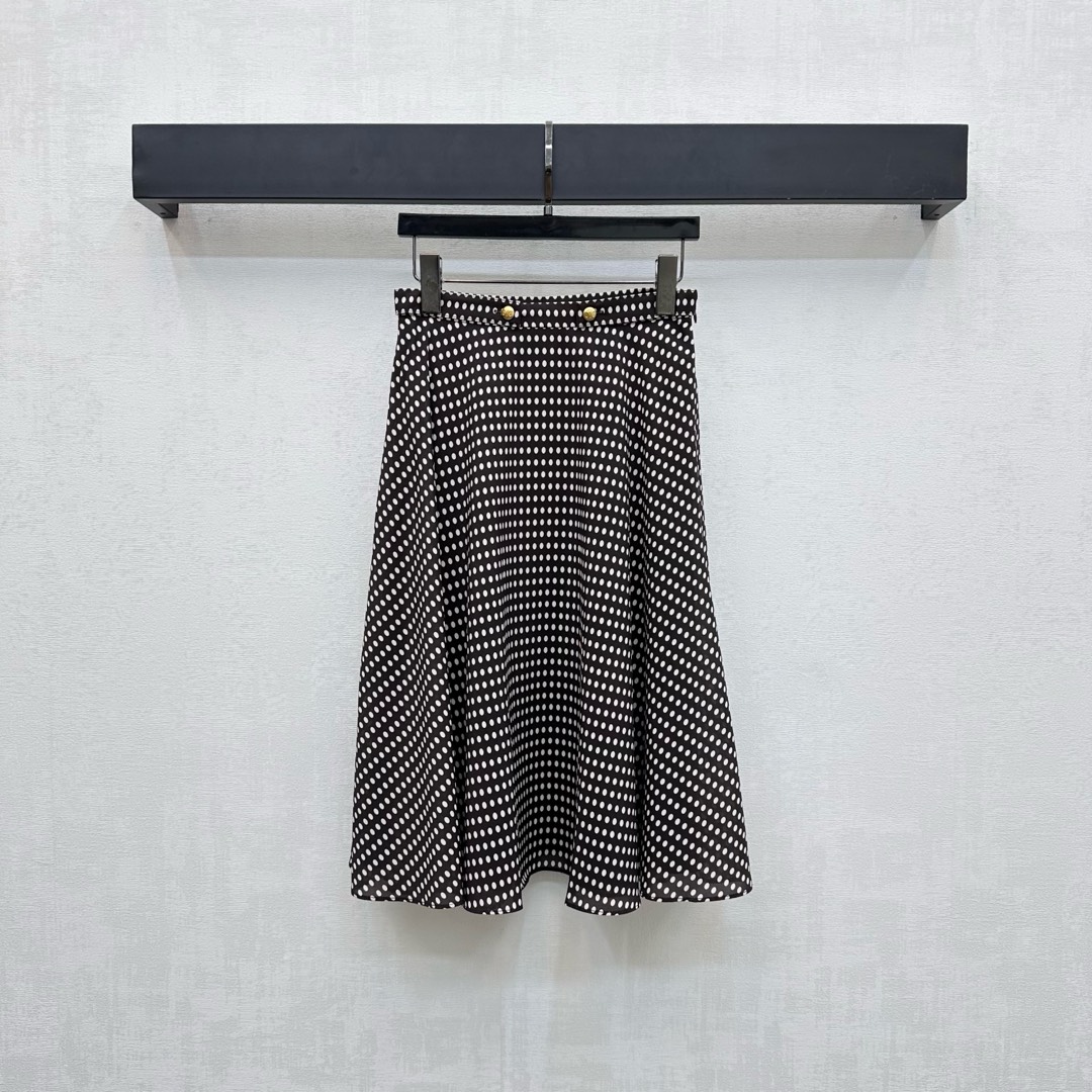NO:472916,Celin*2025 new product is available for custom polka dot pleated skirts. Customized YB imported twill material. The texture is light and the outfit is flowing. The skirt is covered with black background and white polka dots. It is treated with umbrella-shaped skirt to add layering. The waist is decorated with the iconic Arc de Triomphe engraved gold buckle decoration to highlight the brand tone. The surface and auxiliary materials are developed. The high-waist skirt style tailoring can be matched with the same series of shirts. The complete set is sweet and age-reducing. The vacation feel is full. High-version, celine, skirts, shirts, alexander wang19860909Celin*2025新品上架波点压褶半裙定制YB进口斜纹绸材质 质感轻薄 穿搭飘逸 裙身黑底白波点满铺元素 配合伞状大裙摆处理 增添造型层次感 腰间点缀标志性凯旋门刻印金扣装饰 彰显品牌调性 面辅料开发 高腰半裙版型剪裁 可搭配同系列衬衫 成套穿搭甜美减龄 度假感满满  高版本,,celine,skirts,shirts,alexander wang,Women's clothing