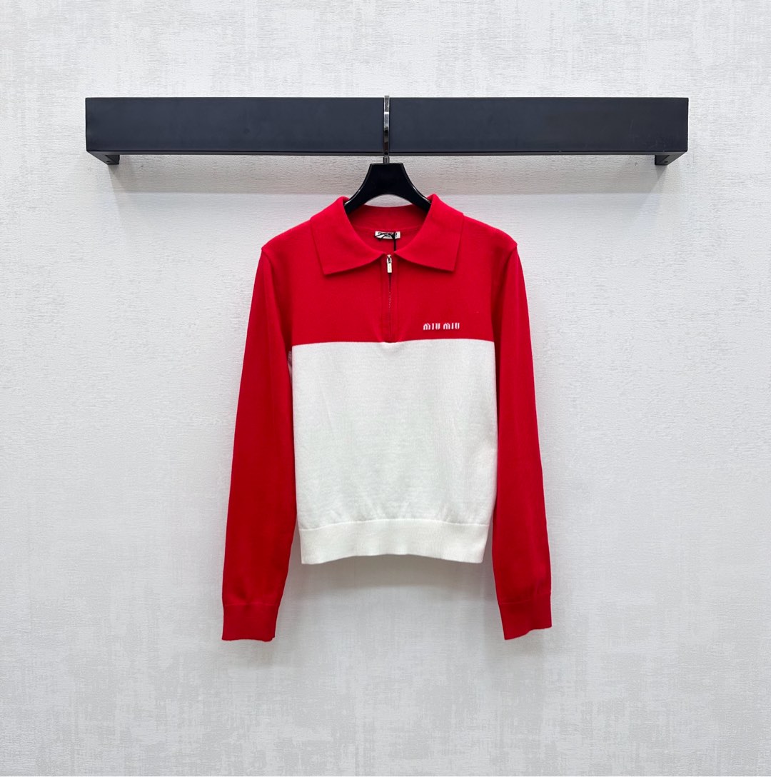 NO:472935,Miumi*2025 new product lapel knitted tops on shelves are customized YB imported wool knitted material. Soft and comfortable, fashionable and slim. Use a half-clad zipper design with threaded edge treatment to add layering. The iconic embroidered logo decoration on the chest demonstrates the brand tone. The surface and auxiliary materials development. The lapel knitted top is cut. The upper body is simple and elegant. The inner layer is perfect in autumn and winter. High-version 2 colors,,miumiu,alexander wang19860909Miumi*2025新品上架翻领针织上衣定制YB进口羊毛针织材质 柔软舒适 洋气显瘦 沿用半开襟拉链设计配合螺纹包边处理 增添造型层次感 胸前标志性刺绣徽标装饰 彰显品牌调性 面辅料开发 翻领针织上衣剪裁 上身简约大气 秋冬内搭叠穿都完美  高版本2色,,miumiu,alexander wang,Women's clothing