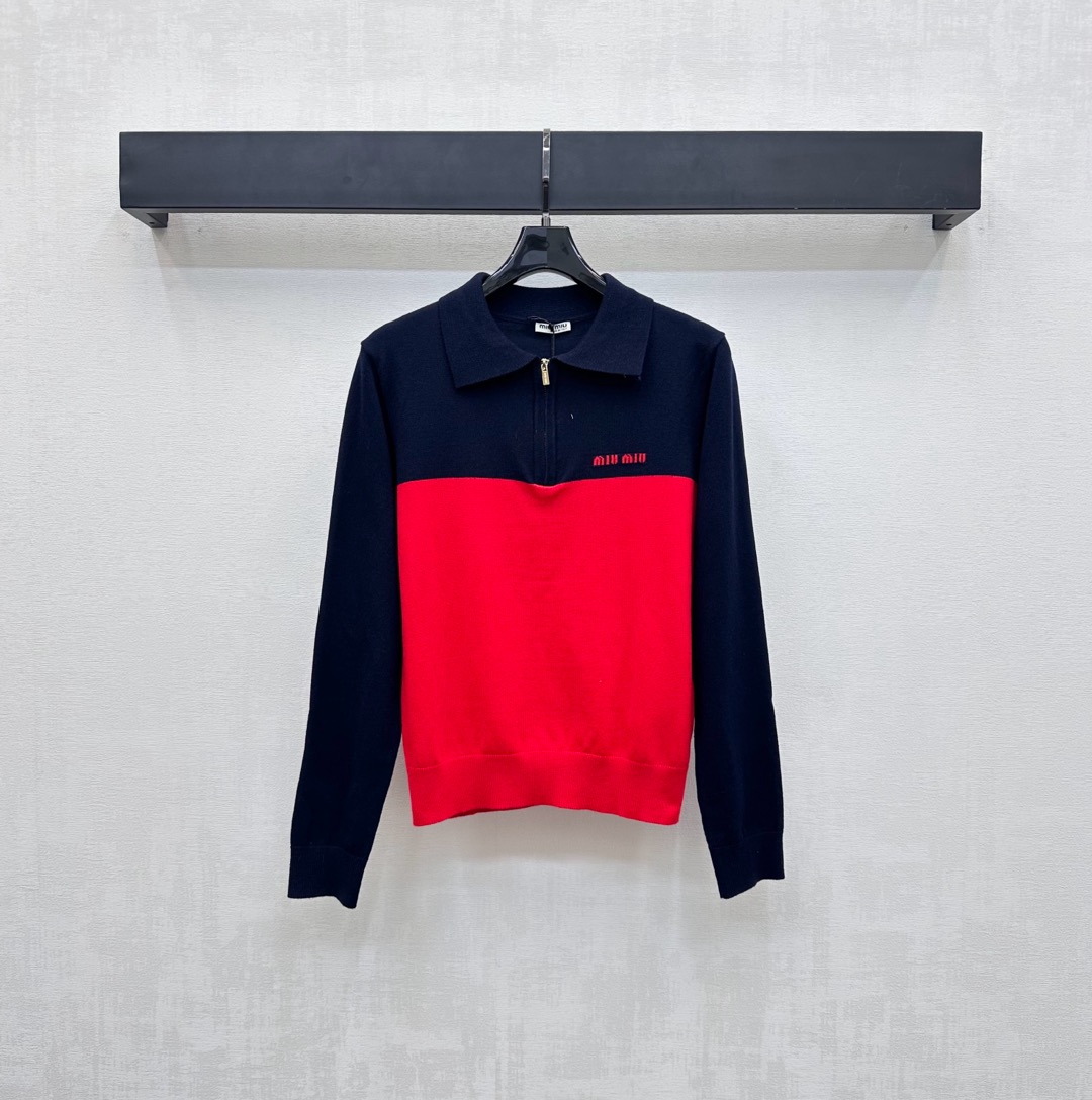 NO:472928,Miumi*2025 new product lapel knitted tops on shelves are customized YB imported wool knitted material. Soft and comfortable, fashionable and slim. Use a half-clad zipper design with threaded edge treatment to add layering. The iconic embroidered logo decoration on the chest demonstrates the brand tone. The surface and auxiliary materials development. The lapel knitted top is cut. The upper body is simple and elegant. The inner layer is perfect in autumn and winter. High-version 2 colors,,miumiu,alexander wang19860909Miumi*2025新品上架翻领针织上衣定制YB进口羊毛针织材质 柔软舒适 洋气显瘦 沿用半开襟拉链设计配合螺纹包边处理 增添造型层次感 胸前标志性刺绣徽标装饰 彰显品牌调性 面辅料开发 翻领针织上衣剪裁 上身简约大气 秋冬内搭叠穿都完美  高版本2色,,miumiu,alexander wang,Women's clothing