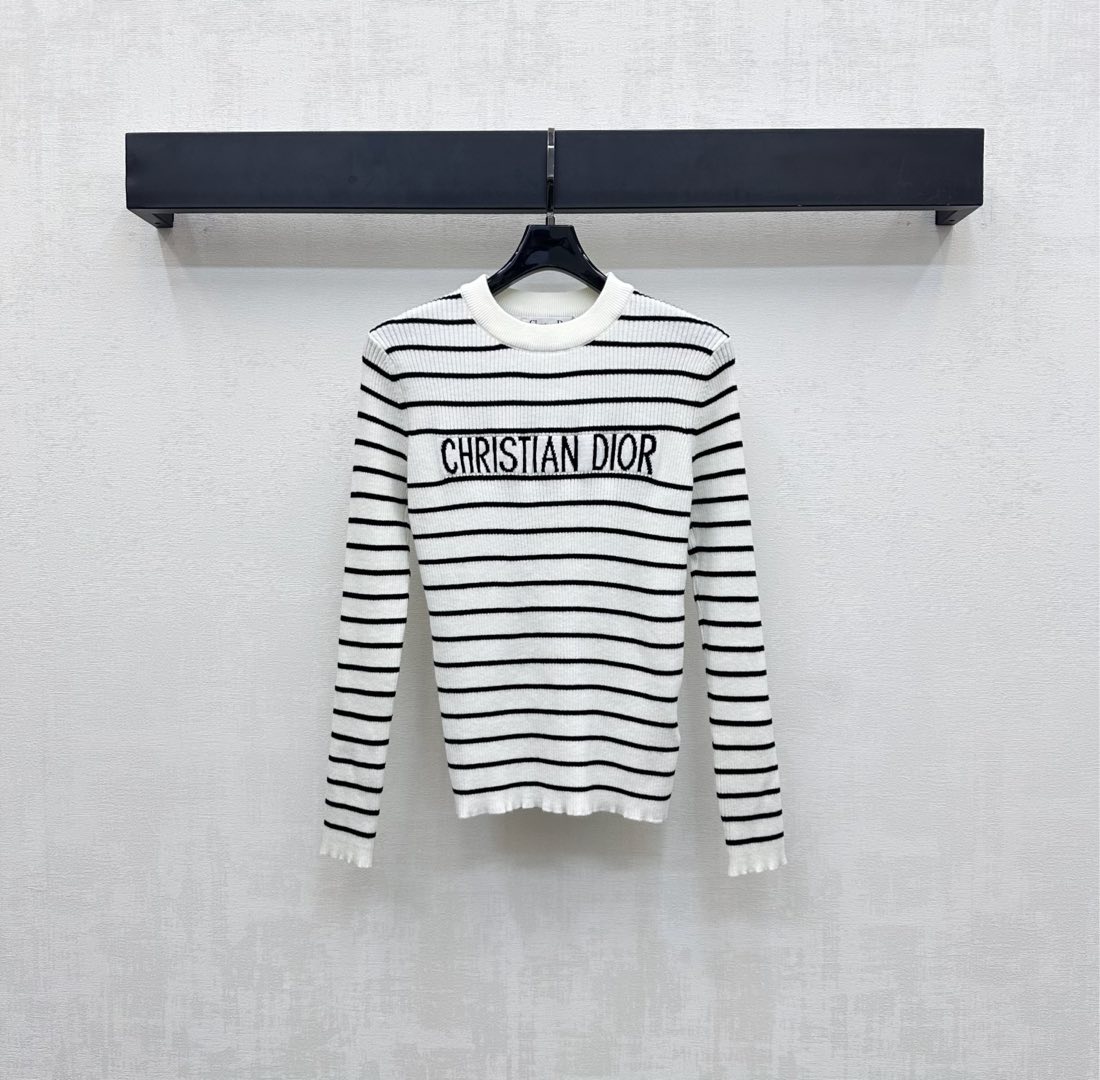 NO:472913,Dio*2025 new product on-shelf striped knit tops are customized YB imported wool knitted material, soft and comfortable, fashionable and slim, two colors of stripes intertwined, with the iconic crochet letter logo decoration on the chest, highlighting the brand tone, surface auxiliary material development, round neck knitted pullover top cut, the upper body is simple and atmospheric, the inner layer is perfect in autumn and winter, high version 2 colors,,dior,alexander wang19860909Dio*2025新品上架条纹针织上衣定制YB进口羊毛针织材质 柔软舒适 洋气显瘦 通体俩色条纹交错处理 配合胸前穿插标志性钩花字母徽标装饰 彰显品牌调性 面辅料开发 圆领针织套头上衣剪裁 上身简约大气 秋冬内搭叠穿都完美  高版本2色,,dior,alexander wang,Women's clothing