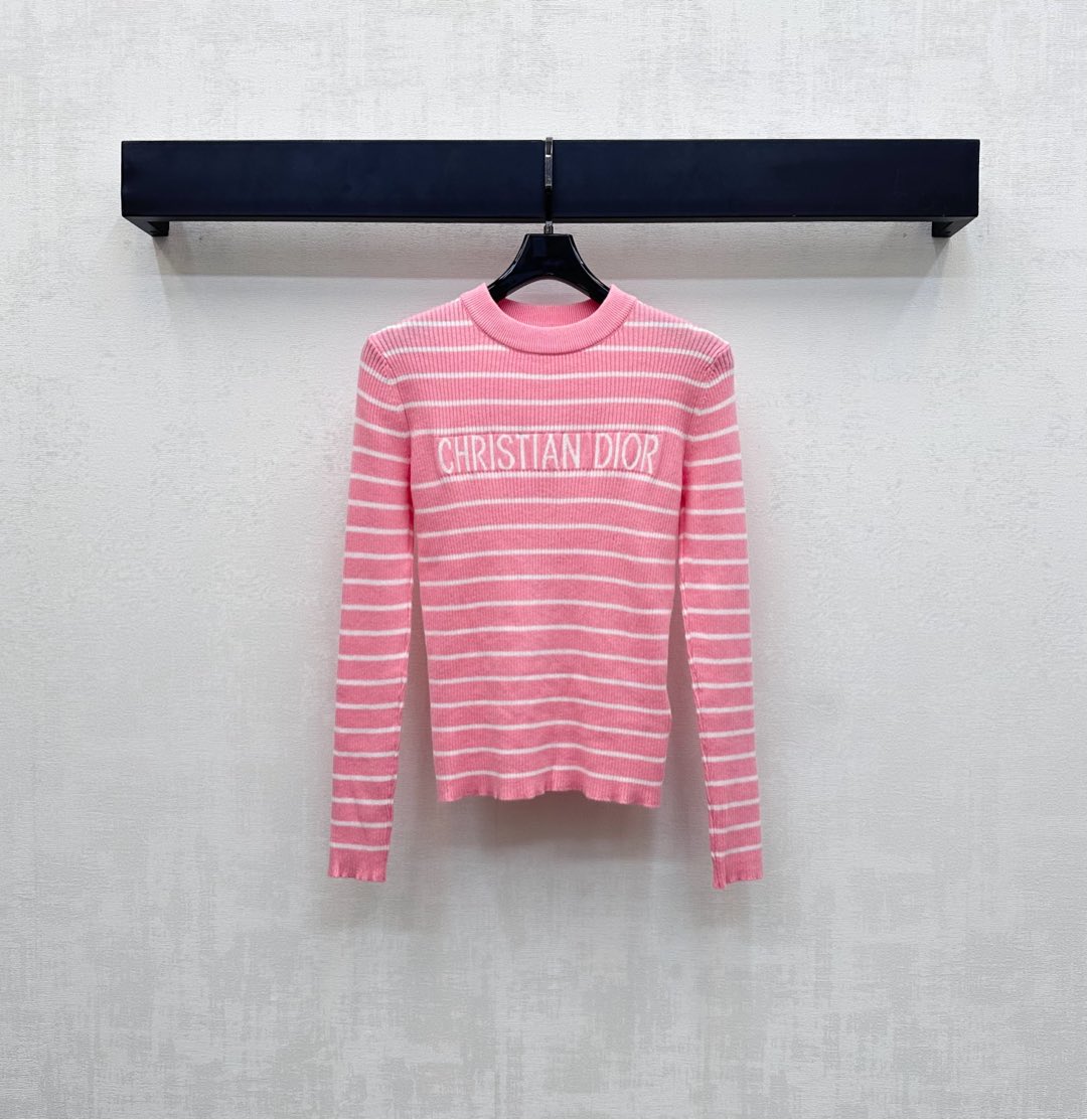 NO:472905,Dio*2025 new product on-shelf striped knit tops are customized YB imported wool knitted material, soft and comfortable, fashionable and slim, two colors of stripes intertwined, with the iconic crochet letter logo decoration on the chest, highlighting the brand tone, surface auxiliary material development, round neck knitted pullover top cut, the upper body is simple and atmospheric, the inner layer is perfect in autumn and winter, high version 2 colors,,dior,alexander wang19860909Dio*2025新品上架条纹针织上衣定制YB进口羊毛针织材质 柔软舒适 洋气显瘦 通体俩色条纹交错处理 配合胸前穿插标志性钩花字母徽标装饰 彰显品牌调性 面辅料开发 圆领针织套头上衣剪裁 上身简约大气 秋冬内搭叠穿都完美  高版本2色,,dior,alexander wang,Women's clothing