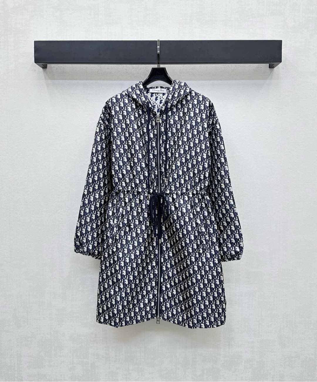 NO:472950,Dio*2025 new product is on the shelves of Jacquard Dress Customized YB imported Jacquard Material Stand upright comfortable and stylish, the whole body is full of jacquard elements, highlighting the brand tone, the open-clad two-way zipper design, adjusting elasticity with waist drawstring, adding layering of the shape, easy outline curve division ratio, surface auxiliary material development, hooded zipper windbreaker dress tailoring, commuting and date outfits, high-end version,,dior, skirts,hats,alexander wang19860909Dio*2025新品上架提花冲锋连衣裙定制YB进口提花冲锋材质 立挺舒适有型 通体标志性字母徽标提花满铺元素 彰显品牌调性 开襟双向拉链设计 配合腰间抽绳调节松紧处理 增添造型层次感 轻松勾勒曲线划分比例 面辅料开发 连帽拉链风衣裙剪裁 通勤约会穿搭出彩时髦  高版本,,dior,skirts,hats,alexander wang,Women's clothing