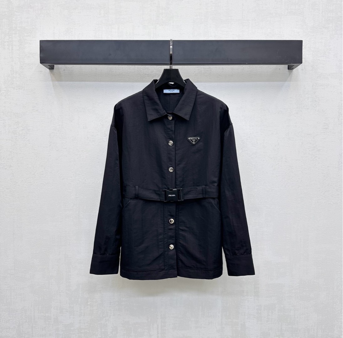 NO:472962,Prad*2025 new product lapel belt shirt jacket custom YB imported light and thin nylon material, smooth and stylish, with plaid button adjustment design, outline the body with belt, add layered look, the chest is embellished with the iconic triangle logo decoration, highlight the brand tone, surface auxiliary material development, lapel long-sleeved shirt style cut, daily commuting outfit high-end fashion, high-end version,,prada, jackets & coats,alexander wang19860909Prad*2025新品上架翻领腰带衬衣外套定制YB进口轻薄尼龙材质 光泽垂顺有型 沿用开襟纽扣调节设计 配合腰带勾勒身形 增添造型层次感 胸前点缀标志性三角徽标装饰 彰显品牌调性 面辅料开发 翻领长袖衬衣版型剪裁 日常通勤穿搭高级时髦 高版本,,prada,jackets & coats,alexander wang,Women's clothing