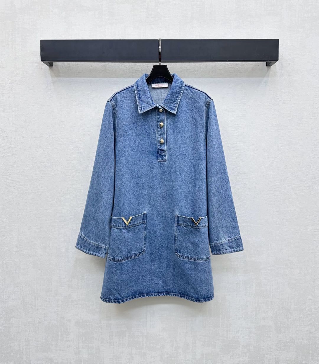 NO:472985,Valentin*2025 new product lapel denim dress custom YB imported twill cotton denim material is crisp, comfortable and stylish. Enzyme washing process is not easy to make color discoloration. Half-plate engraving button adjustment design. Add a sense of styling. Symmetrical pocket iconic letter V logo embellishment decoration. Show brand tone. Face auxiliary materials development. Lapel long-sleeved dress tailoring. Elegant retro upper body. Essential outfits for casual commuting. High-version, valentino, skirts, alexander wang19860909Valentin*2025新品上架翻领牛仔连衣裙定制YB进口斜纹棉牛仔材质 挺括舒适有型 酵素水洗工艺不易串色脱色 半开襟刻印纽扣调节设计 增添造型层次感 对称口袋标志性字母V徽标点缀装饰 彰显品牌调性 面辅料开发 翻领长袖连衣裙剪裁 上身优雅复古 休闲通勤必备穿搭 高版本,,valentino,skirts,alexander wang,Women's clothing