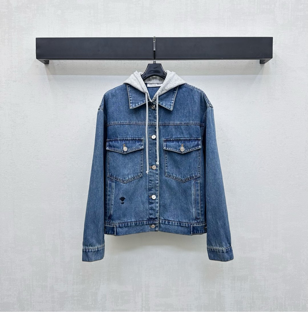 NO:472995,Dio*2025 new product is on the shelves of the disassembled hooded denim jacket custom YB imported twill cotton denim material, crisp, comfortable and stylish, and uses a detachable hat design to achieve the effect of wearing one and two clothes. Symmetrical flip pocket on the chest and embroidered with the side embroidered CD bee logo embellishment to add layering of the shape. The inside is full of iconic letter jacquard elements to highlight the brand tone. The surface and auxiliary materials development Hooded jacket jacket tailoring. The outfit is fashionable and fashionable. Neat and handsome. High-end version,,dior,jackets & coats,jackets & coats,hats,alexander wang19860909Dio*2025新品上架拆卸连帽牛仔外套定制YB进口斜纹棉牛仔材质 挺括舒适有型 沿用可拆卸帽子设计实现一衣两穿效果 胸前对称翻盖口袋配合衣摆侧边刺绣CD蜜蜂徽标点缀装饰 增添造型层次感 内里满铺标志性字母提花元素 彰显品牌调性 面辅料开发 连帽夹克外套剪裁 穿搭时髦洋气 利落帅气  高版本,,dior,jackets & coats,jackets & coats,hats,alexander wang,Women's clothing