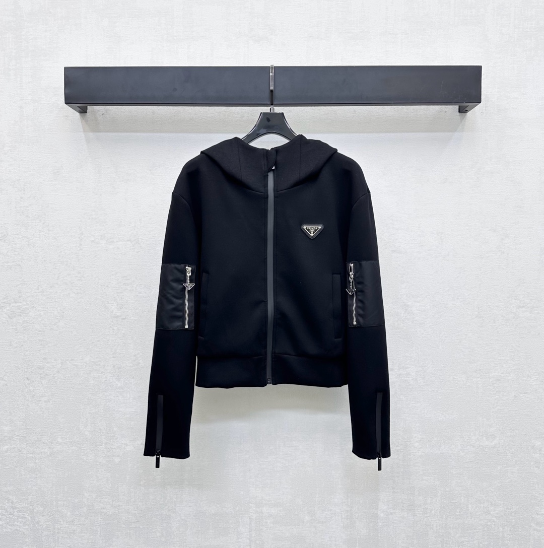 NO:472974,Prad*2025 new product launches hooded interface bag jacket customized YB imported air cotton material, crisp, comfortable and stylish, use open zipper adjustment, matched with hand sleeve nylon fabric, interface bag design, add layered look, embellished with the iconic triangle logo decoration on the chest, highlight the brand tone, surface auxiliary material development, hooded zipper jacket tailoring, daily casual outfit, relaxed and fashionable, high version 2 colors,,prada, jackets & coats, jackets & coats,hats,alexander wang19860909Prad*2025新品上架连帽拼接口袋外套定制YB进口空气全棉材质 挺括舒适有型 沿用开襟拉链调节 配合手袖尼龙面料拼接口袋设计 增添造型层次感 胸前点缀标志性三角徽标装饰 彰显品牌调性 面辅料开发 连帽拉链夹克外套剪裁 日常休闲穿搭松弛时髦 高版本2色,,prada,jackets & coats,jackets & coats,hats,alexander wang,Women's clothing
