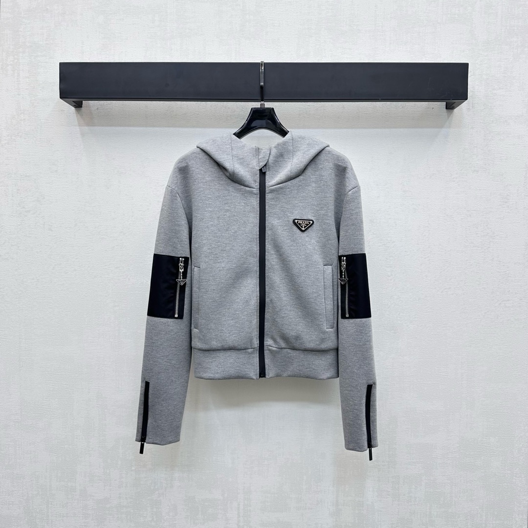 NO:472986,Prad*2025 new product launches hooded interface bag jacket customized YB imported air cotton material, crisp, comfortable and stylish, use open zipper adjustment, matched with hand sleeve nylon fabric, interface bag design, add layered look, iconic triangle logo decoration on the chest, highlight the brand tone, surface auxiliary material development, hooded zipper jacket tailoring, daily casual outfit, relaxed and fashionable, high version 2 colors,,prada, jackets & coats, jackets & coats,hats,alexander wang19860909Prad*2025新品上架连帽拼接口袋外套定制YB进口空气全棉材质 挺括舒适有型 沿用开襟拉链调节 配合手袖尼龙面料拼接口袋设计 增添造型层次感 胸前点缀标志性三角徽标装饰 彰显品牌调性 面辅料开发 连帽拉链夹克外套剪裁 日常休闲穿搭松弛时髦  高版本2色,,prada,jackets & coats,jackets & coats,hats,alexander wang,Women's clothing